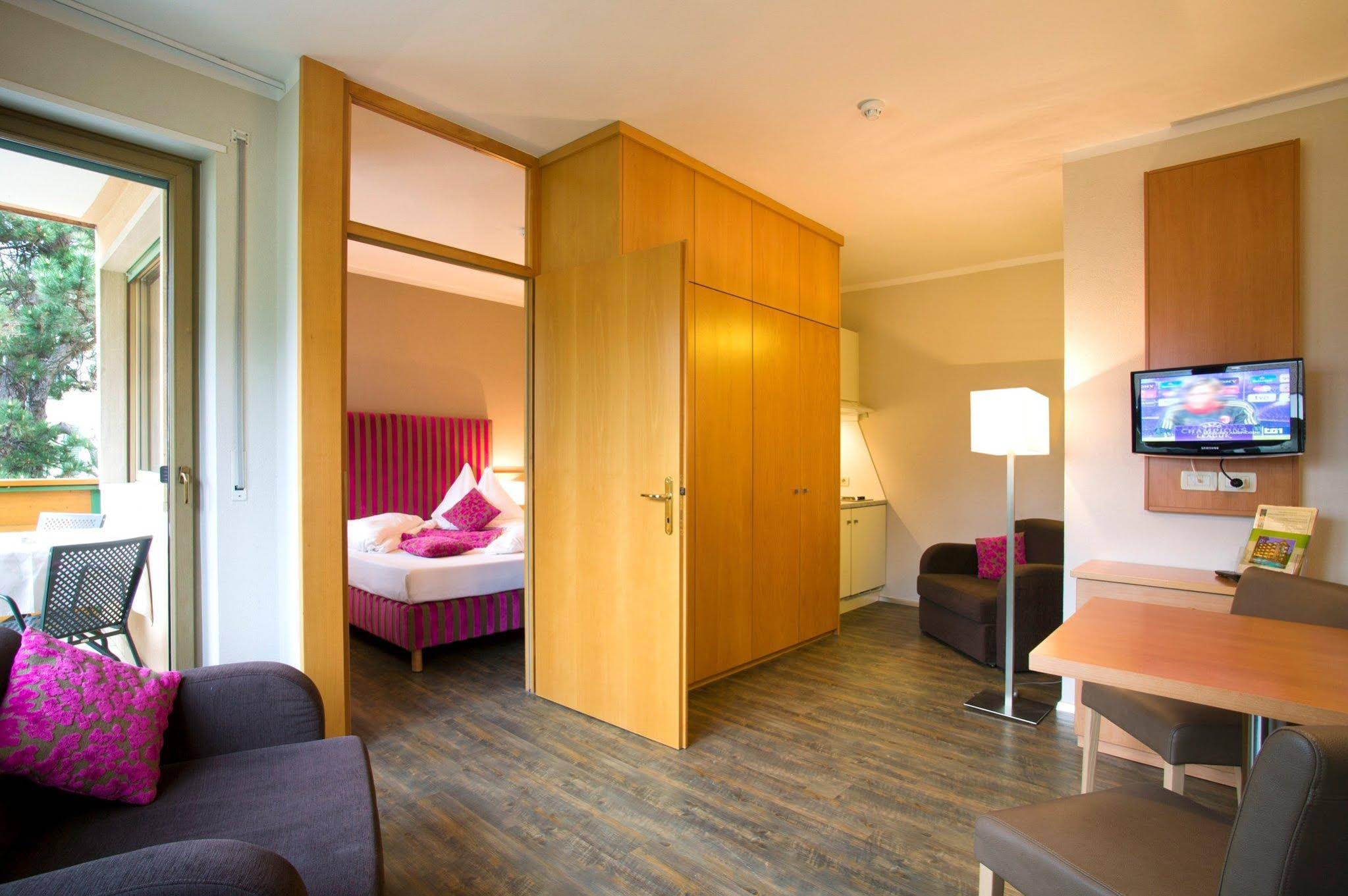 Flora Hotel & Suites