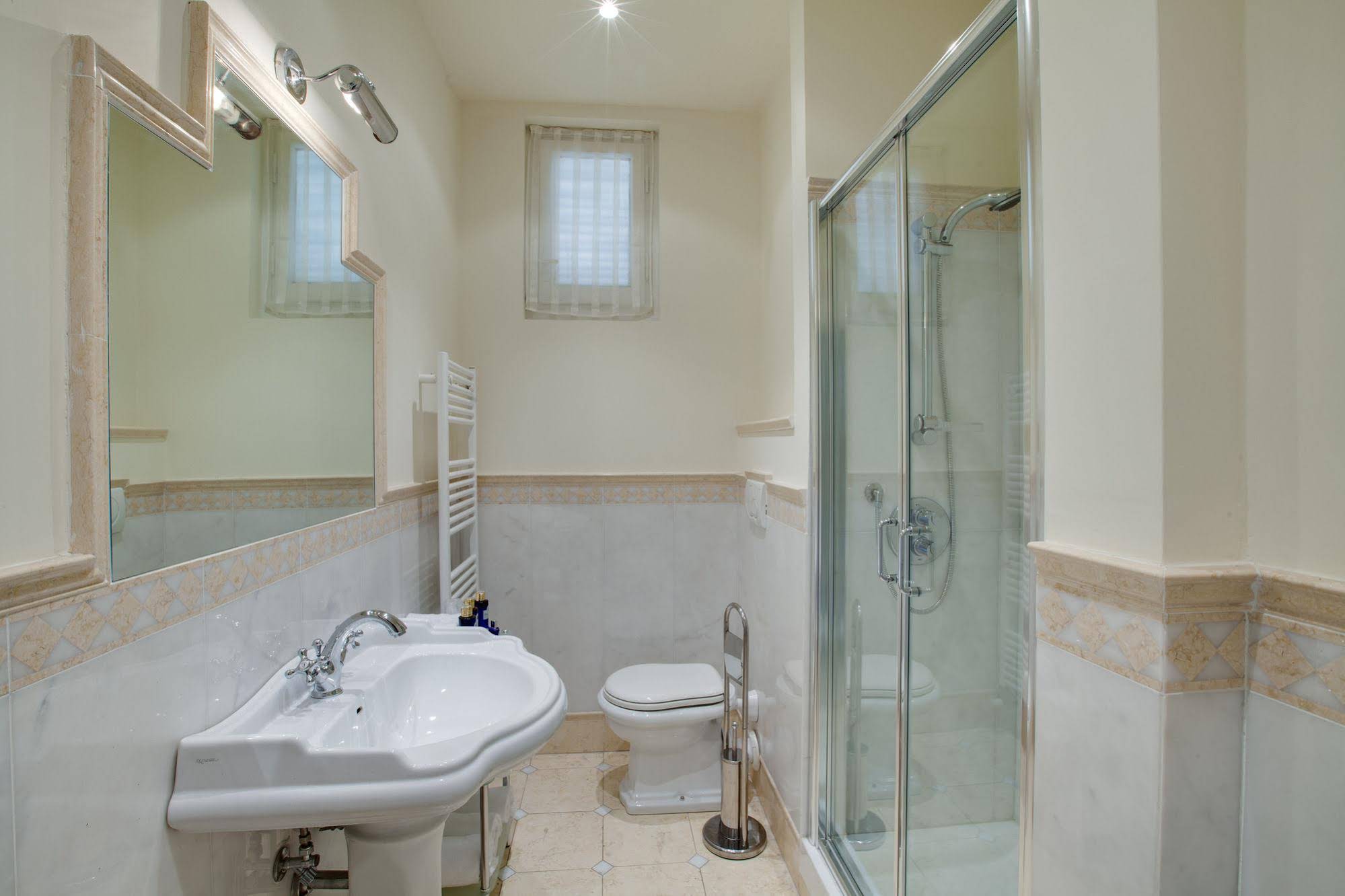 Kometa Suites & Apartments