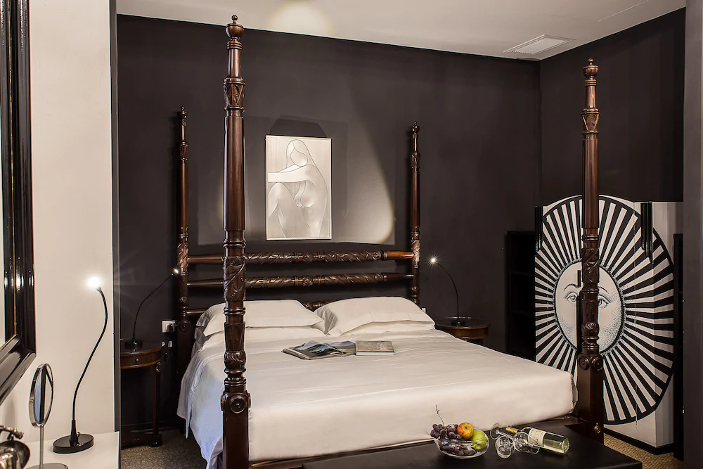 Porcellino Gallery Art Boutique B&B