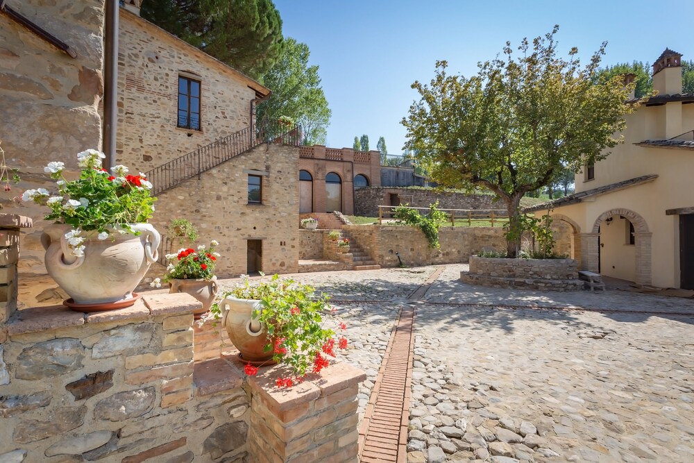 Pulciano Apartments