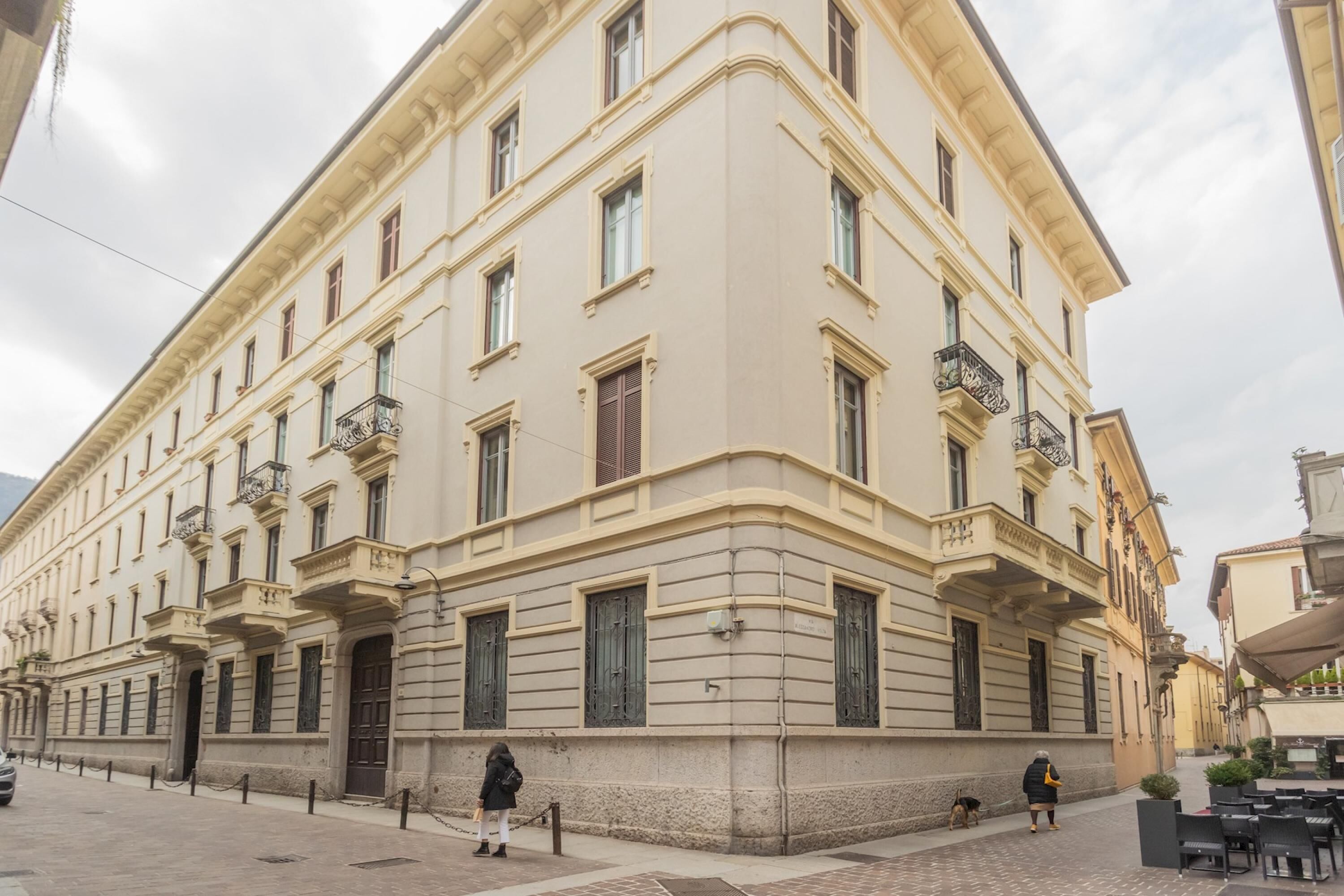 Cinque Giornate 70 Suites by Rent All Como