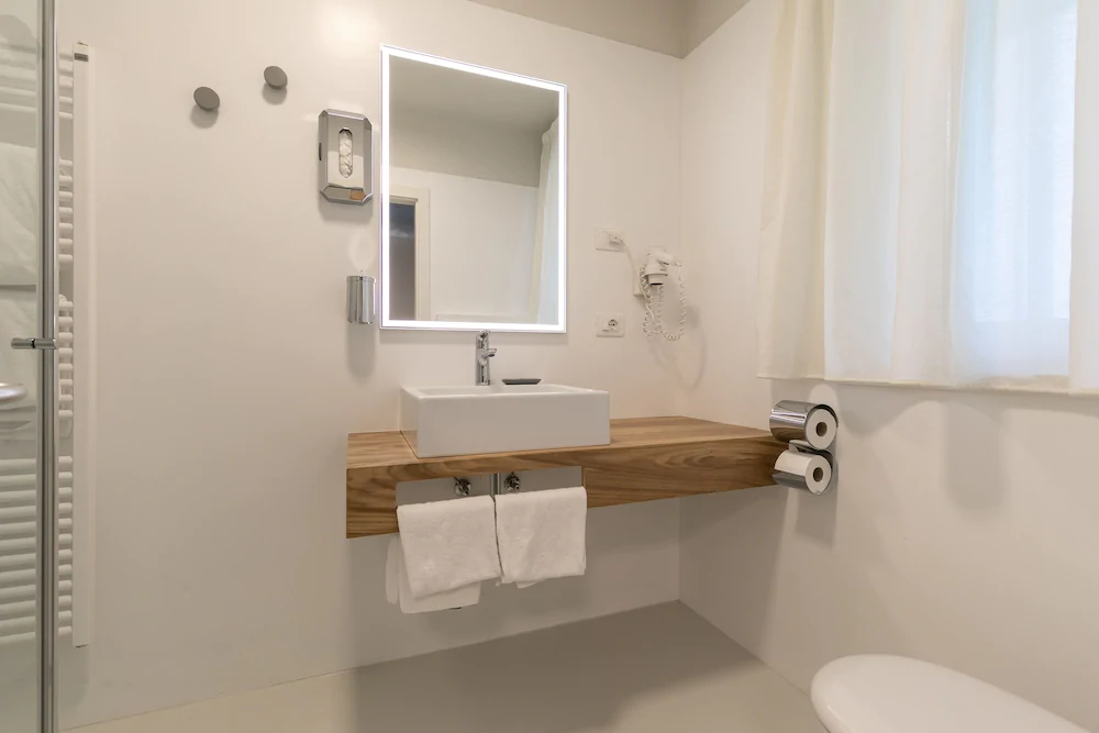 Hi Hotels Torbole Pool & Spa