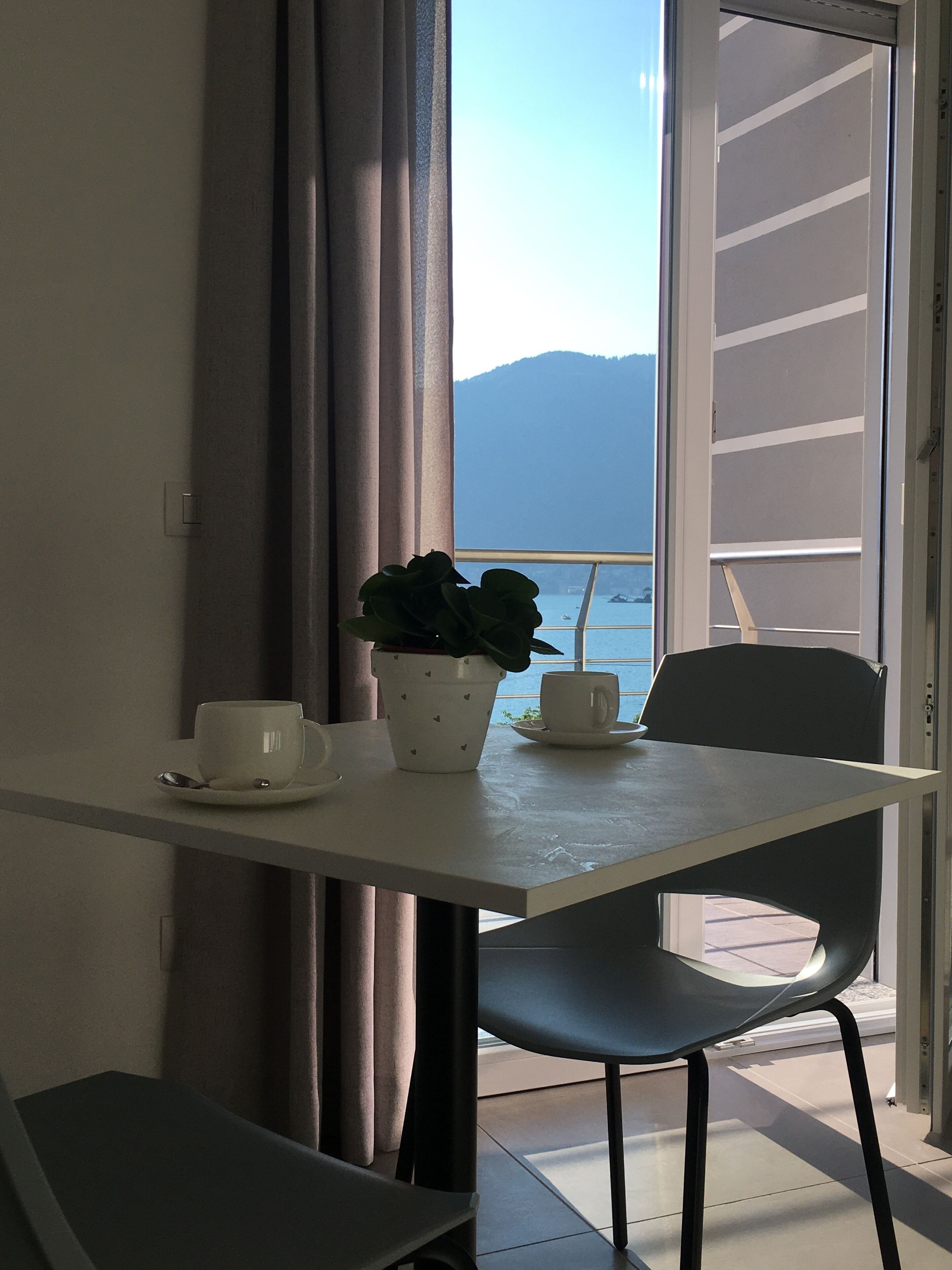 Tramonti E Lago