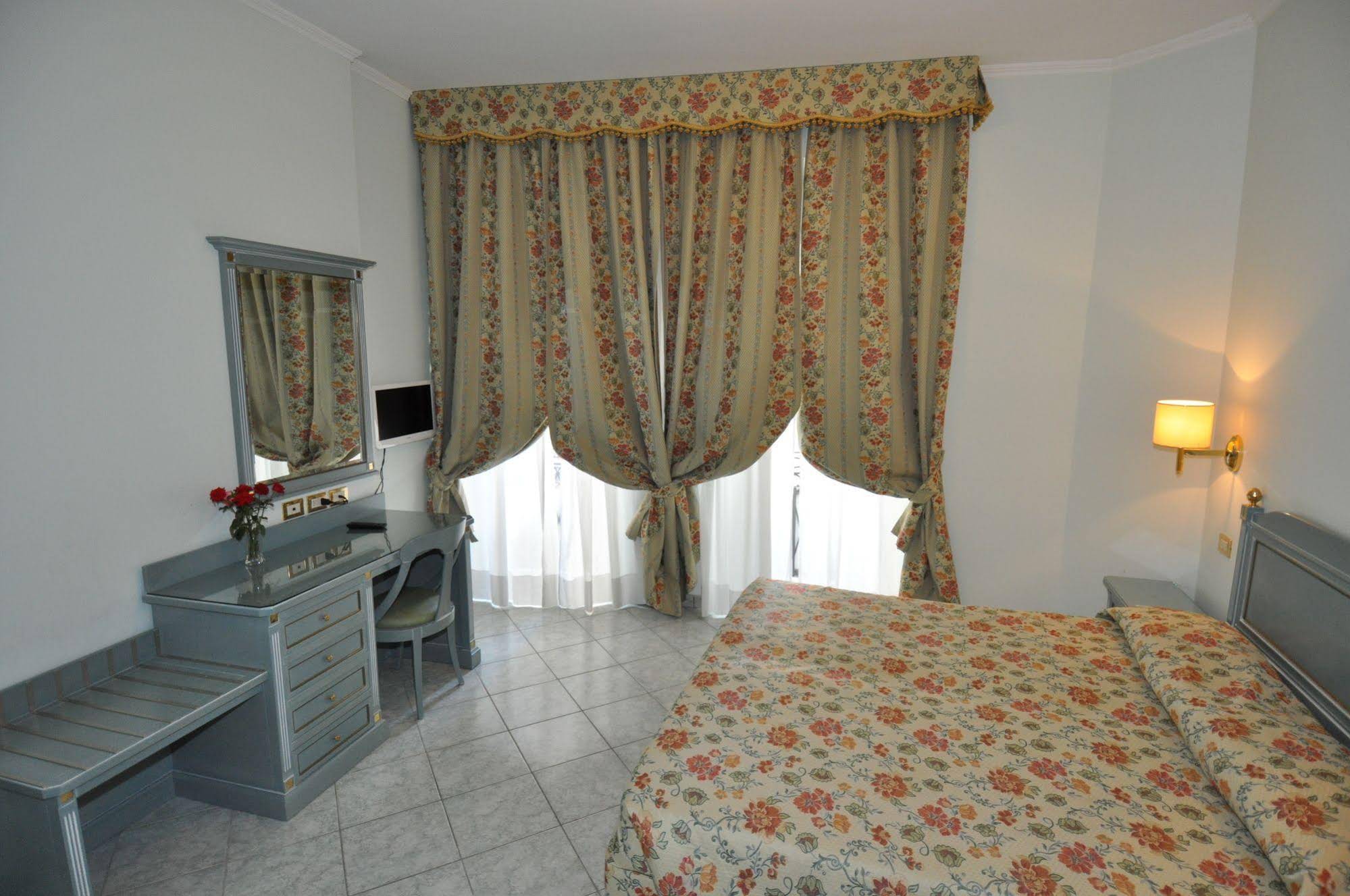 Cavour 30TRE - Hotel Moderno