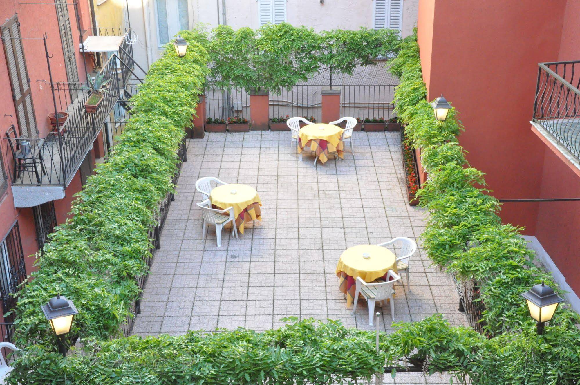 Cavour 30TRE - Hotel Moderno