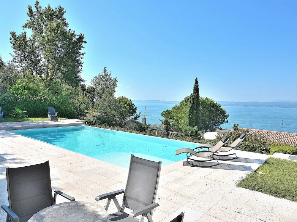 Villa Sybille With Pool And Lake View