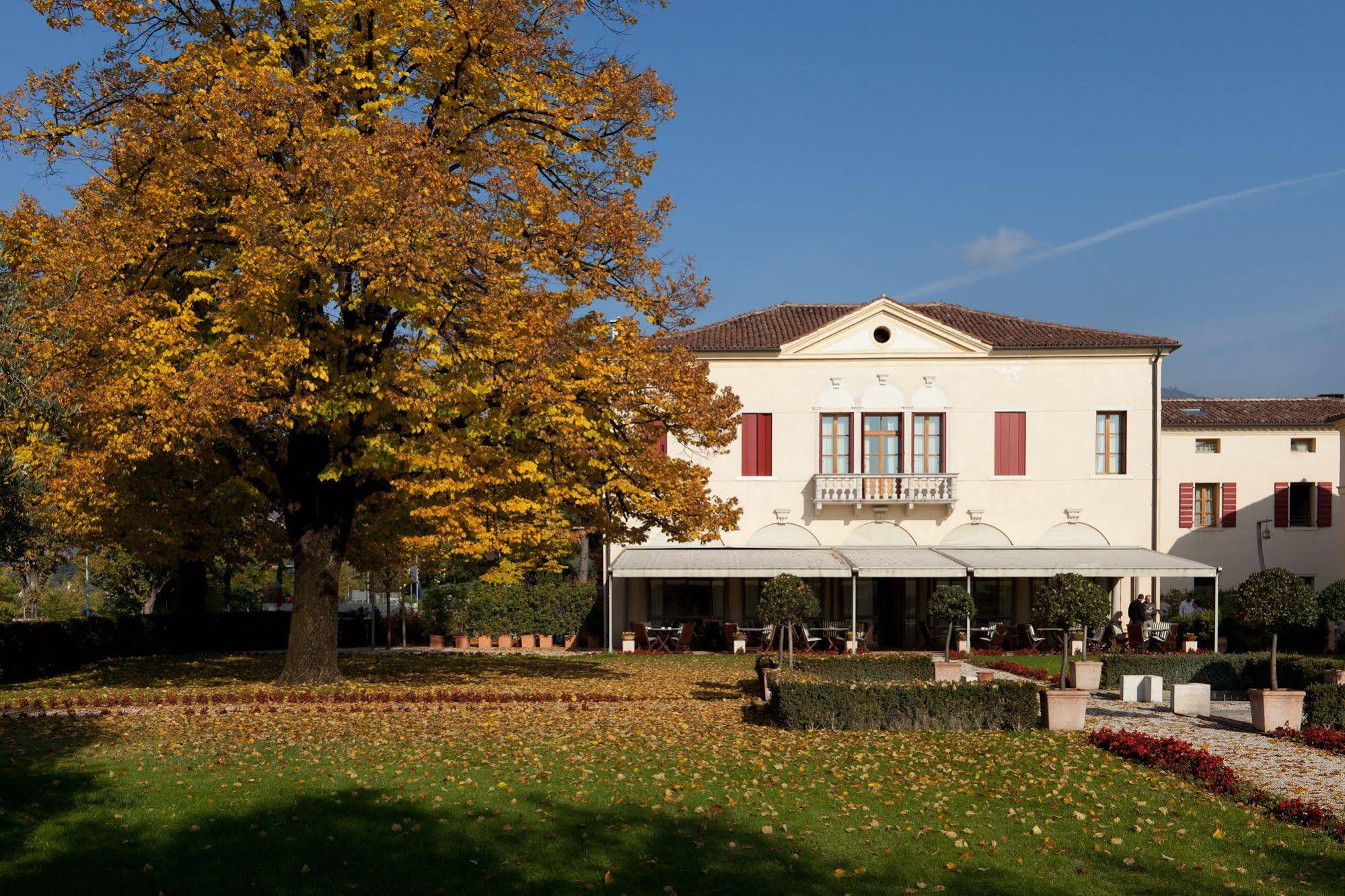 Ca' Sette Hotel