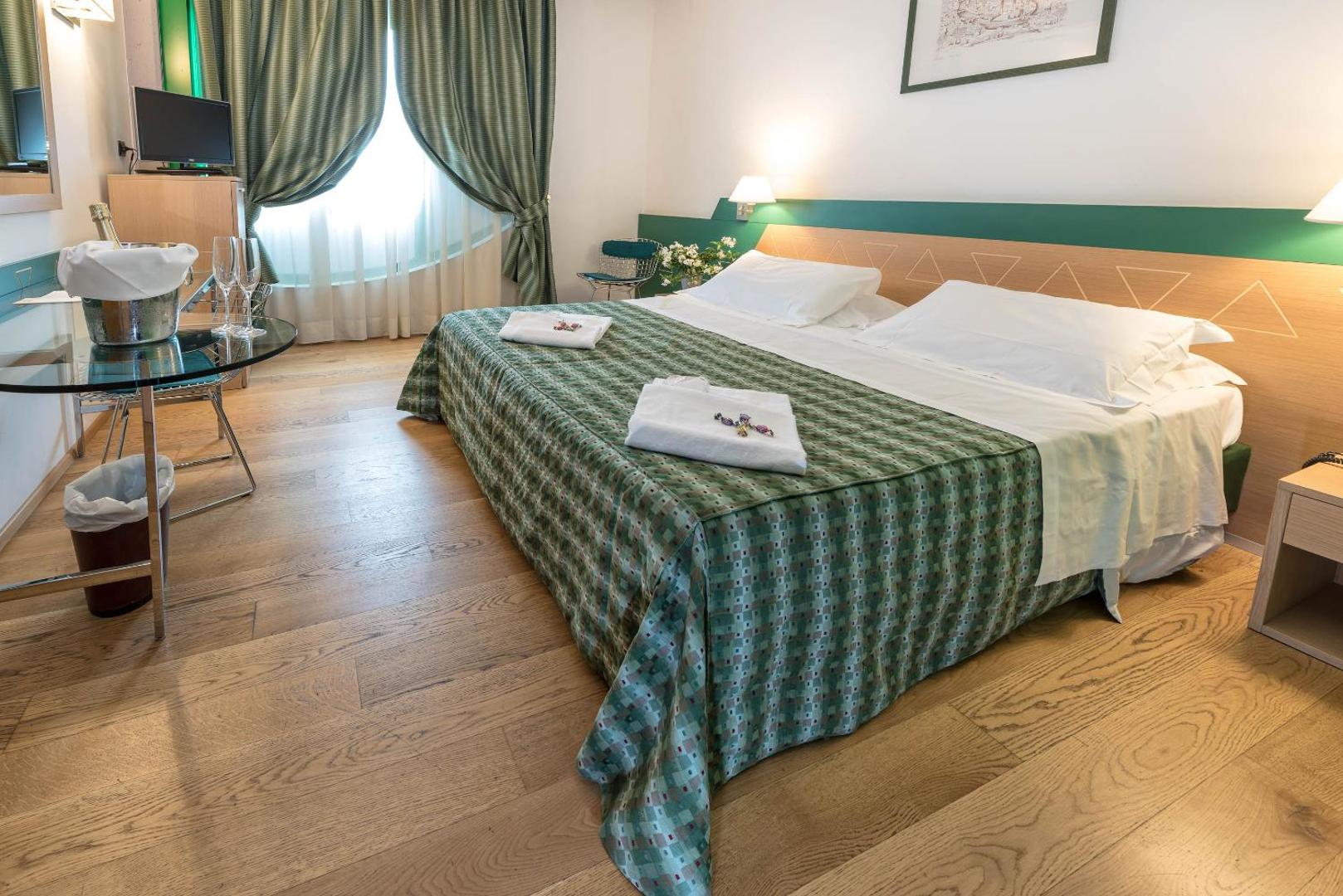 West Point Airport Hotel