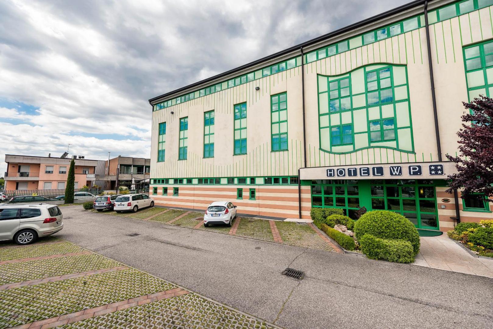 West Point Airport Hotel