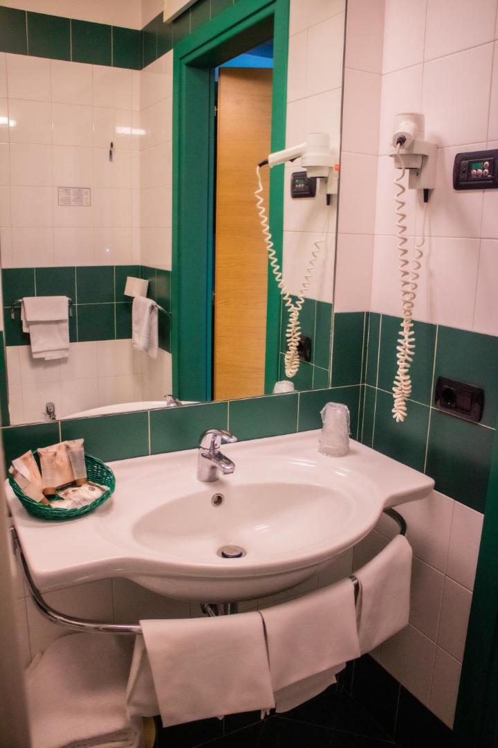 West Point Airport Hotel