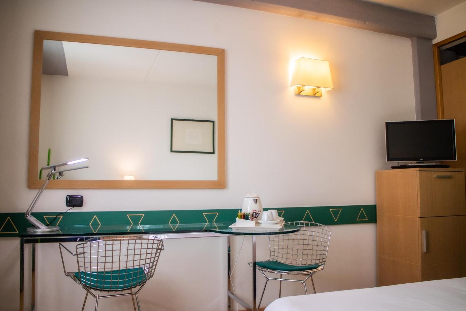 West Point Airport Hotel