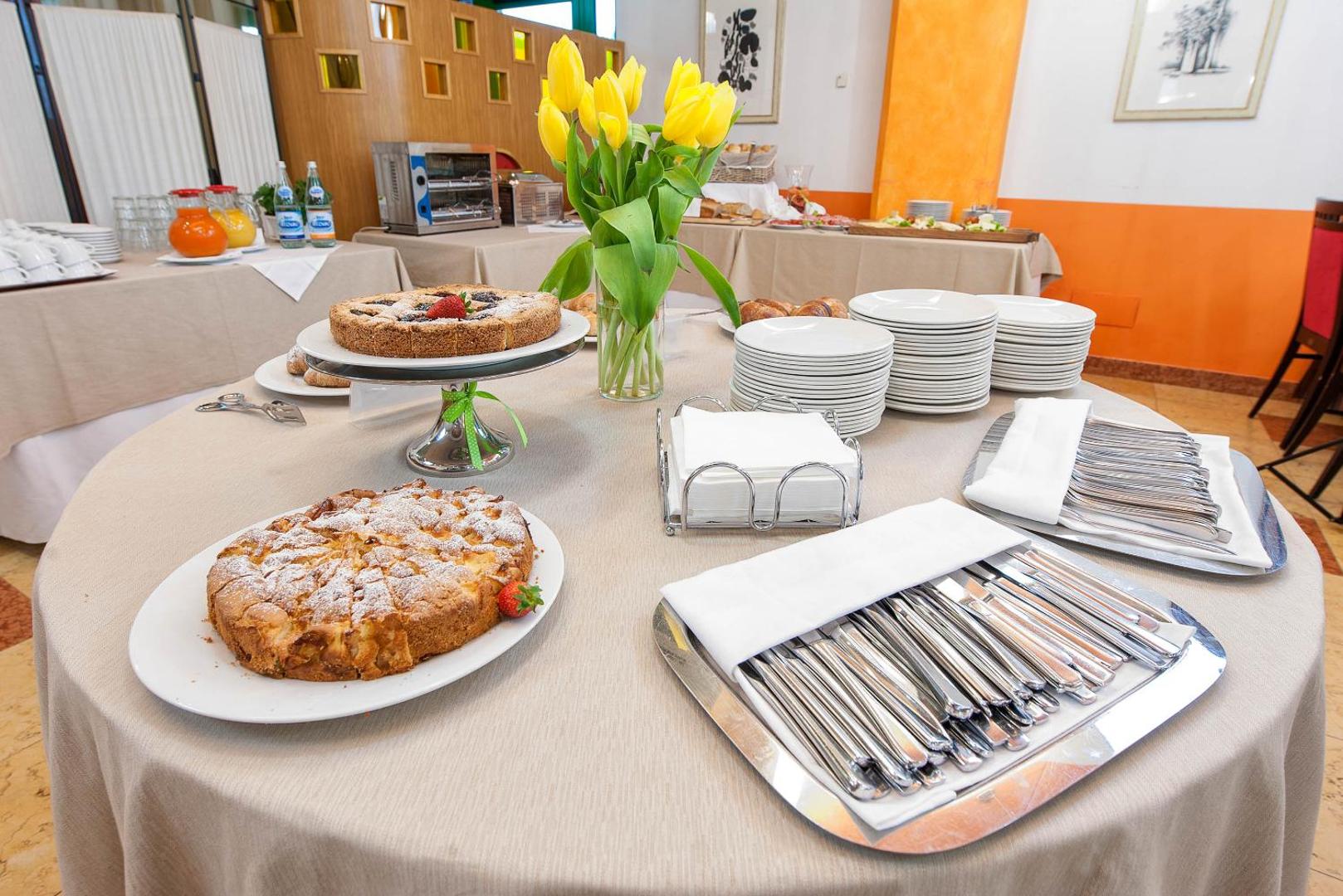 West Point Airport Hotel