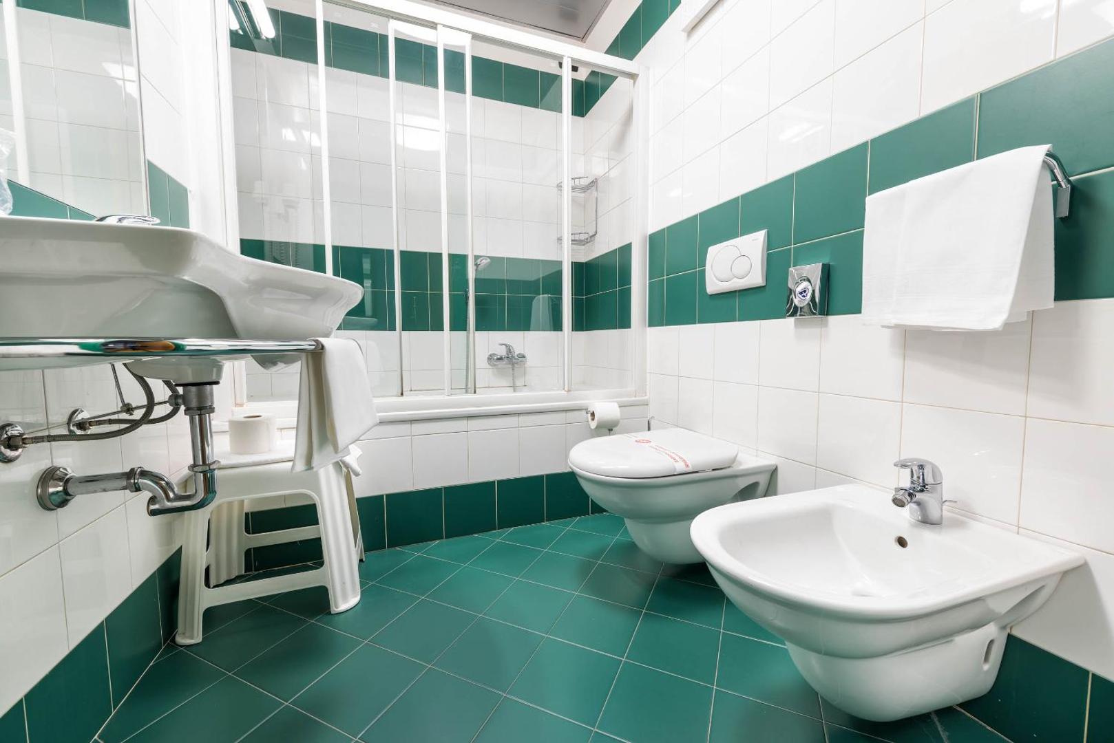 West Point Airport Hotel