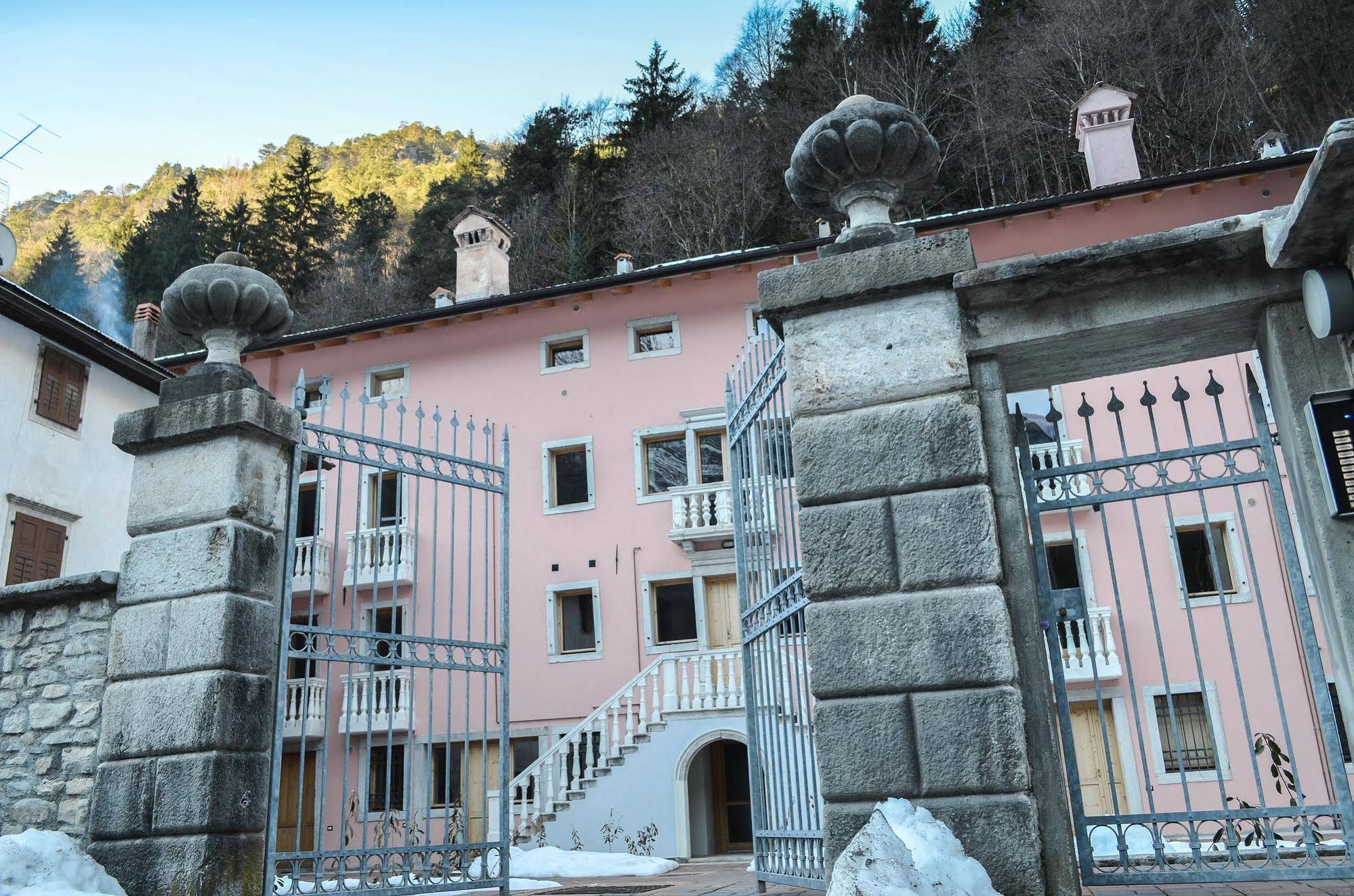 Perarolo Halldis Apartments