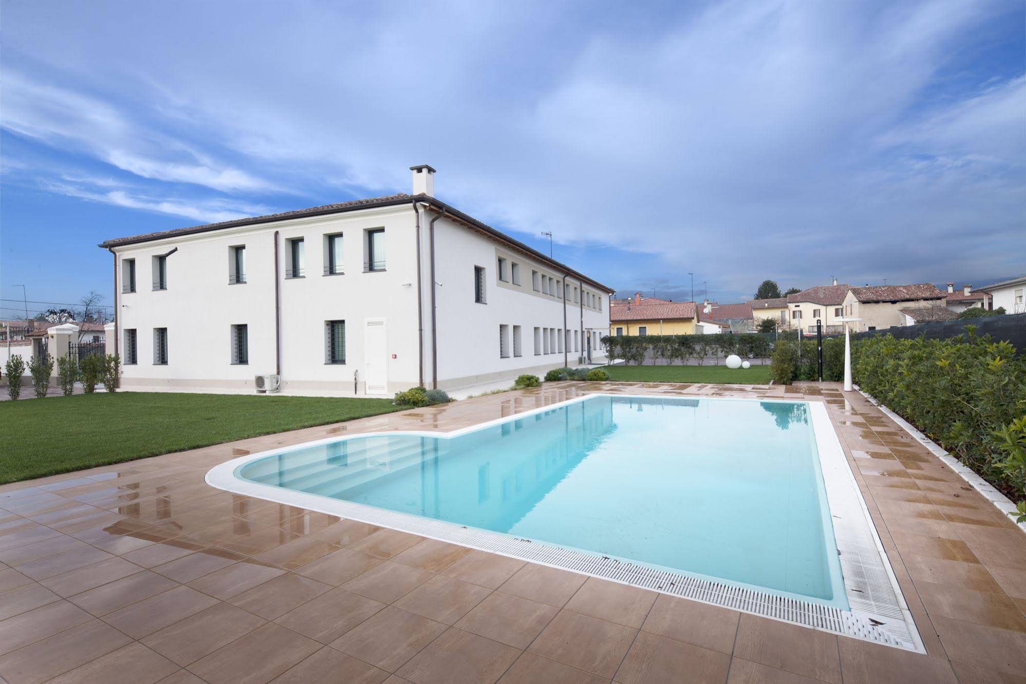 Villa Solaris Hotel And Residence