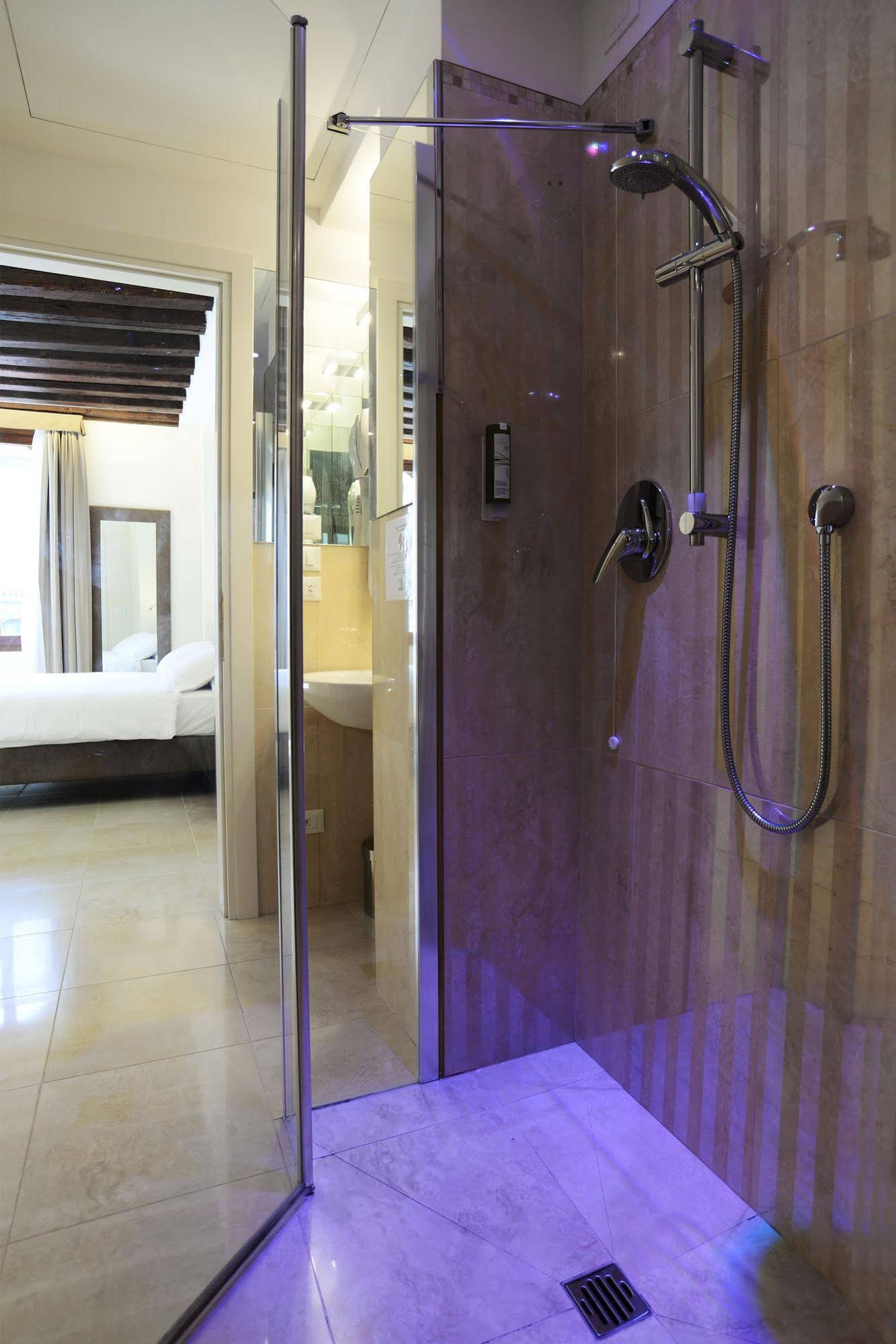 Leone Hotel