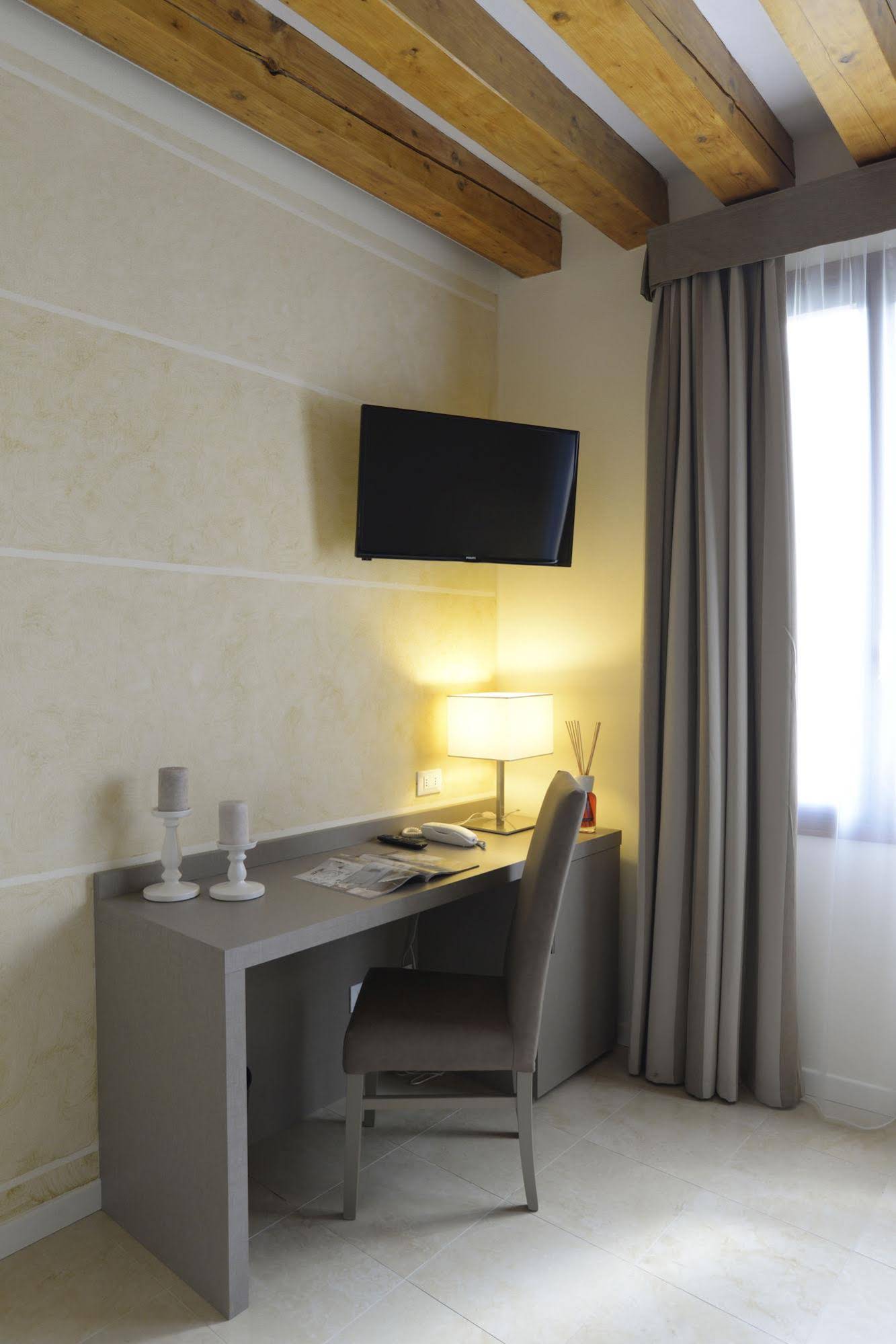 Leone Hotel