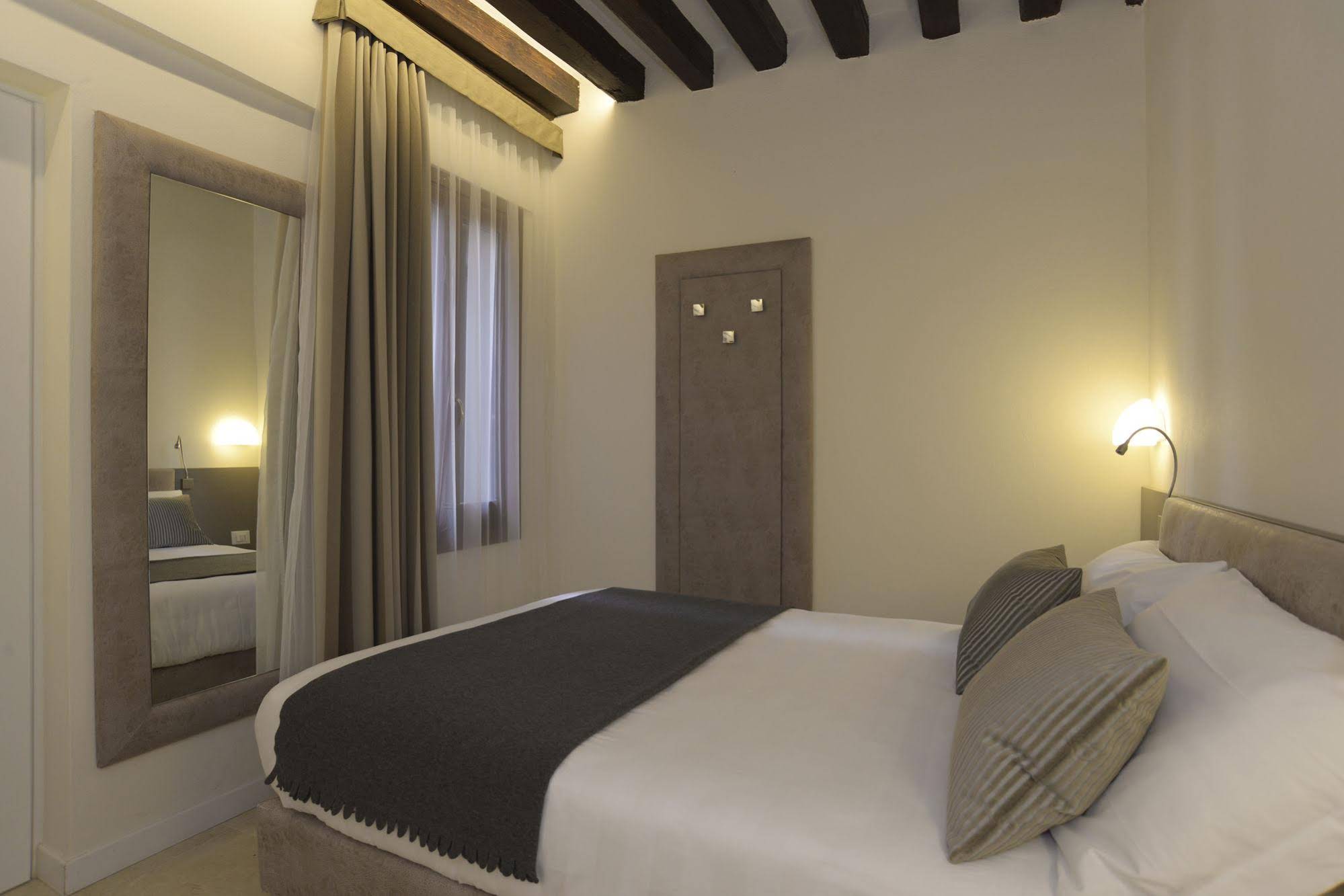 Leone Hotel