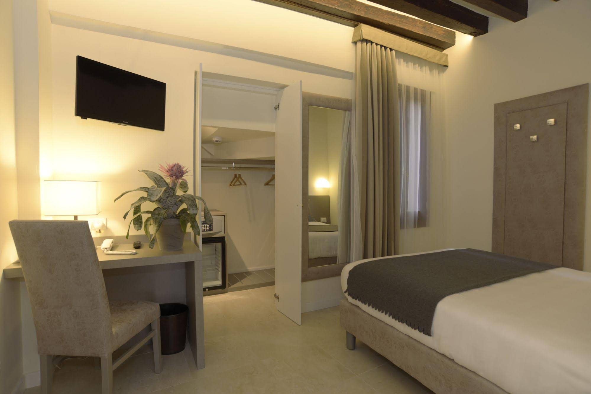 Leone Hotel