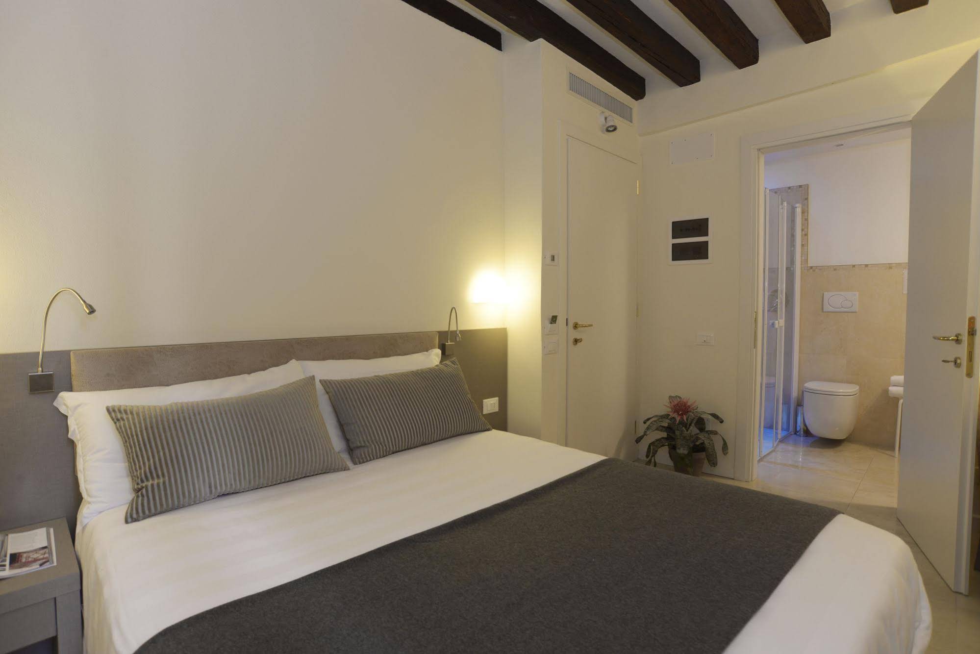 Leone Hotel