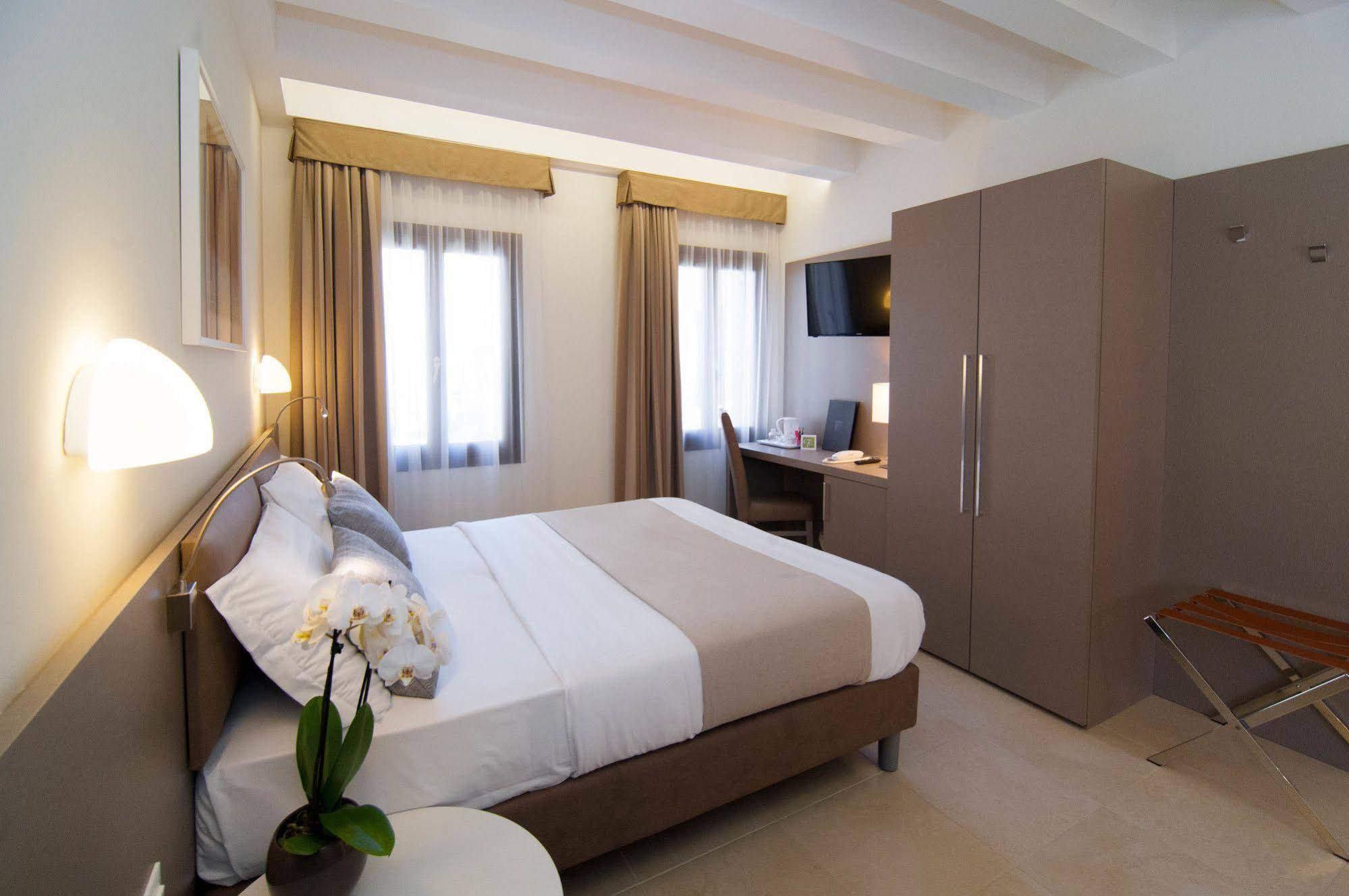 Leone Hotel