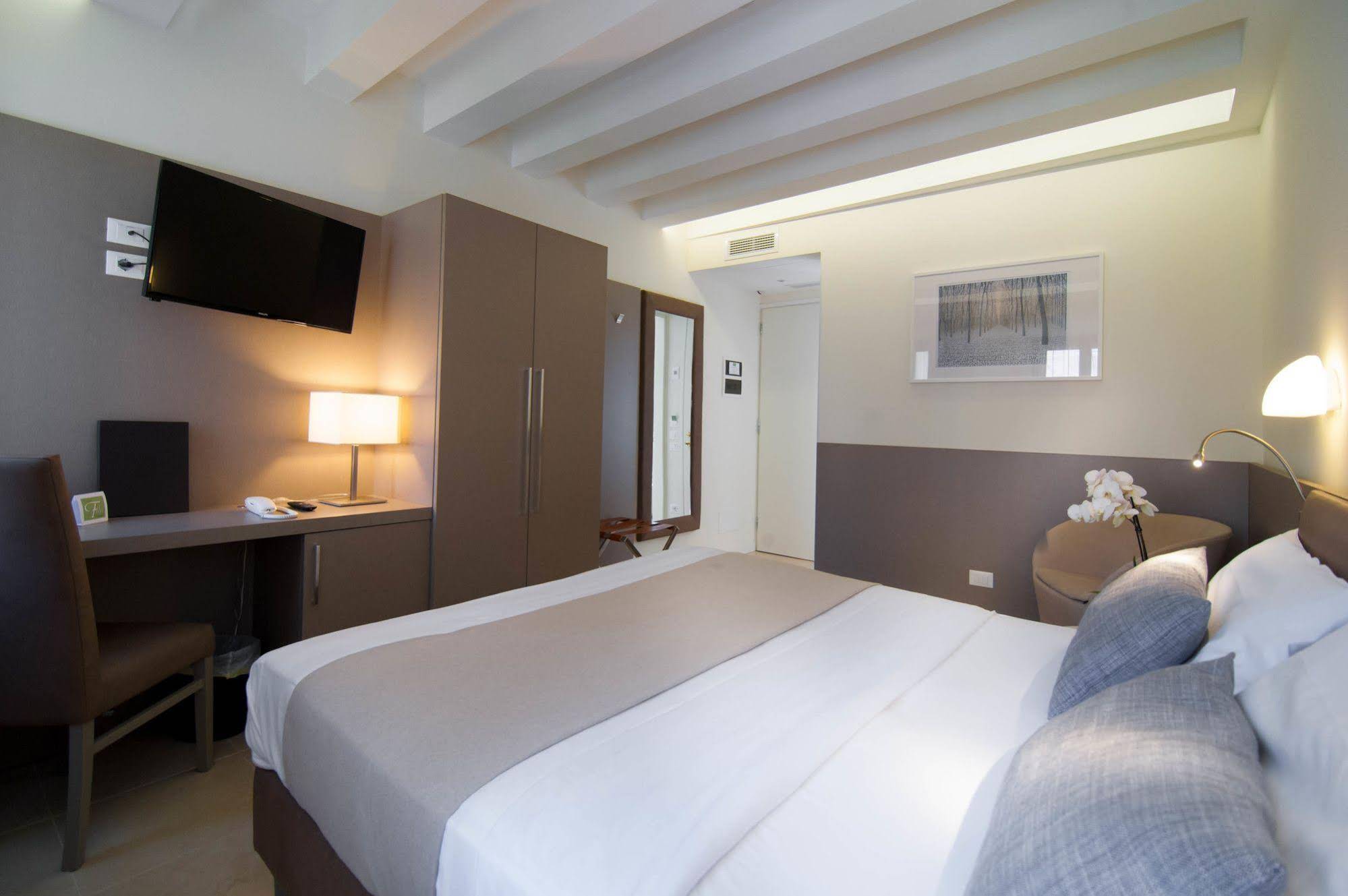 Leone Hotel