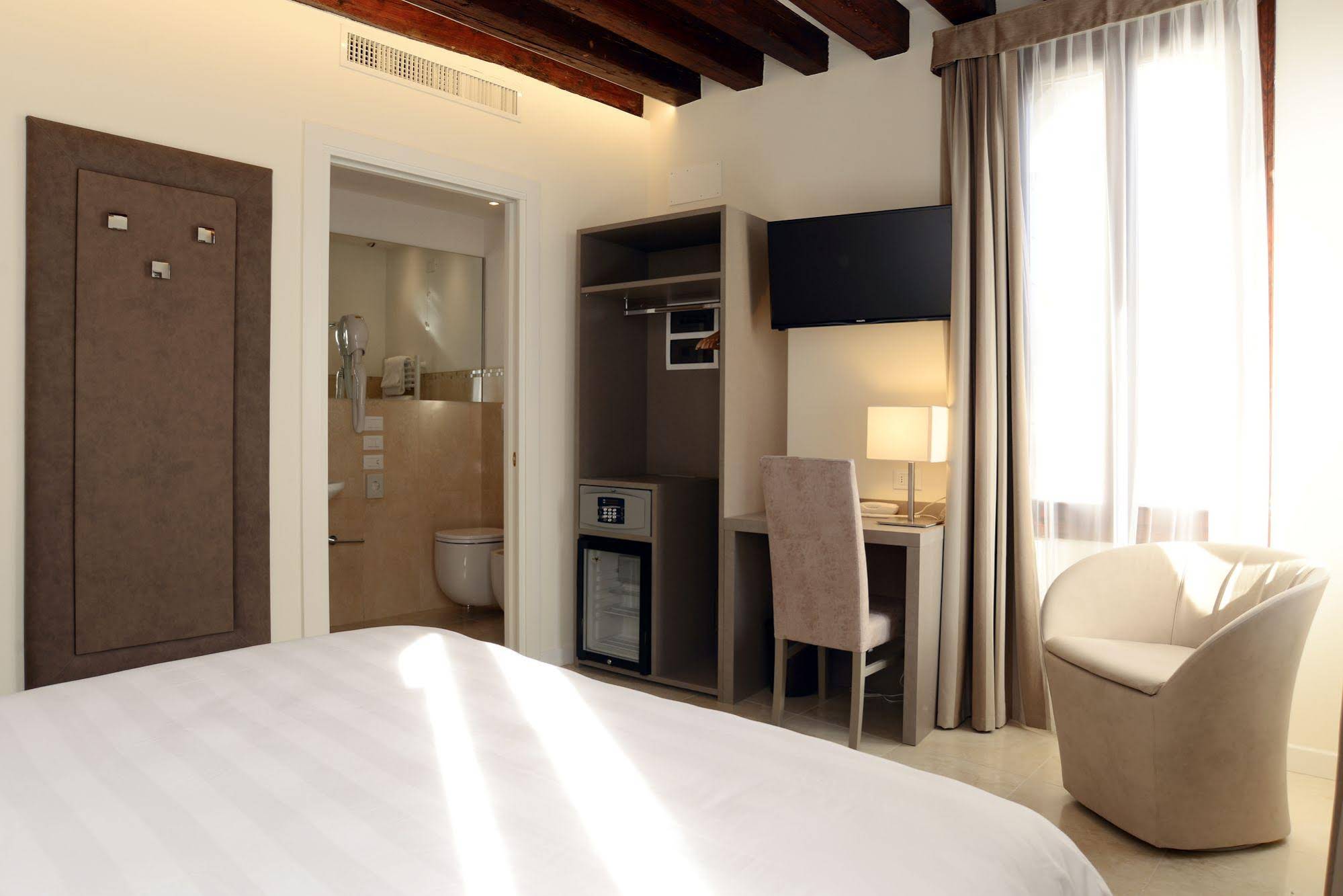 Leone Hotel