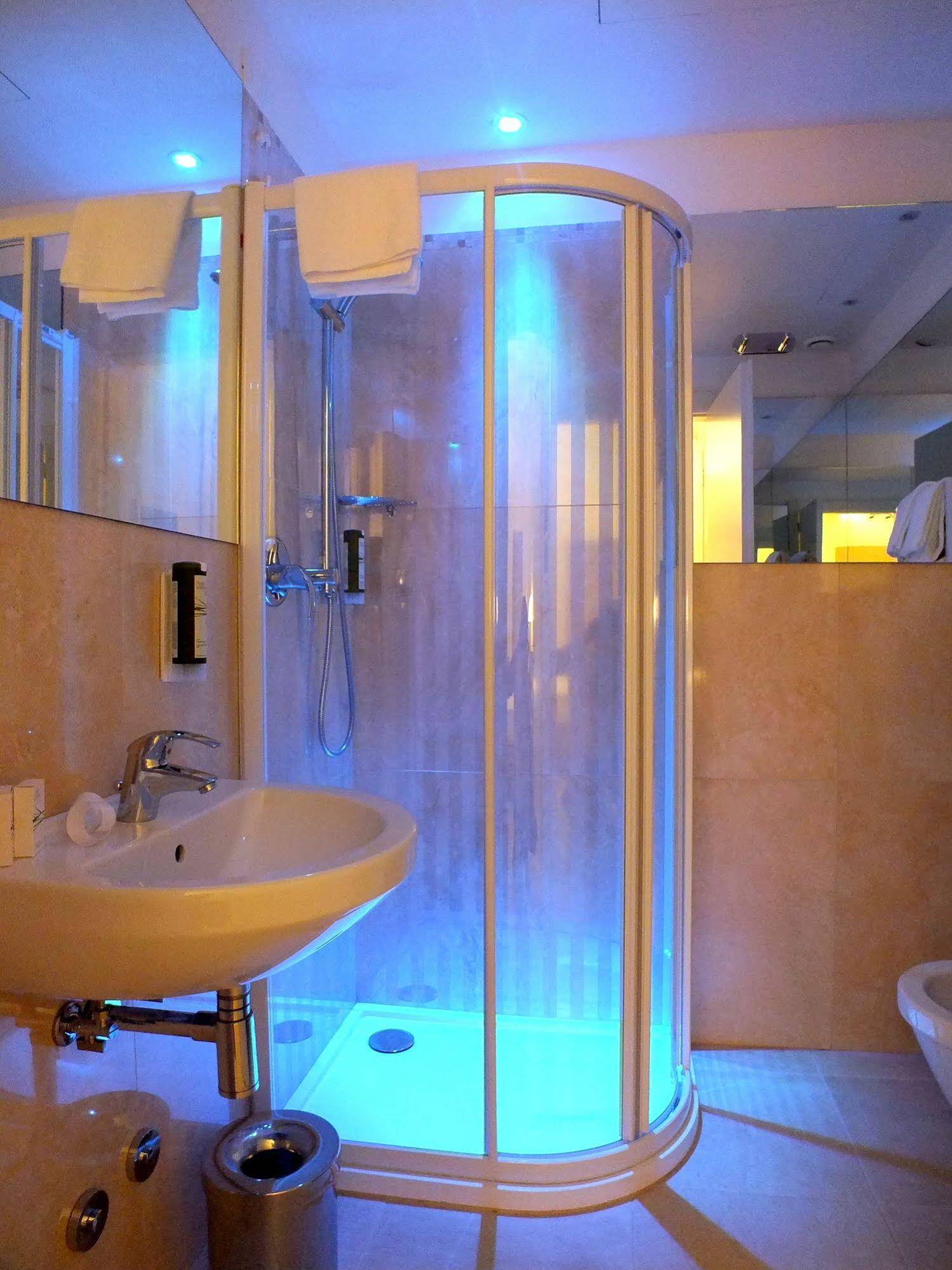 Leone Hotel