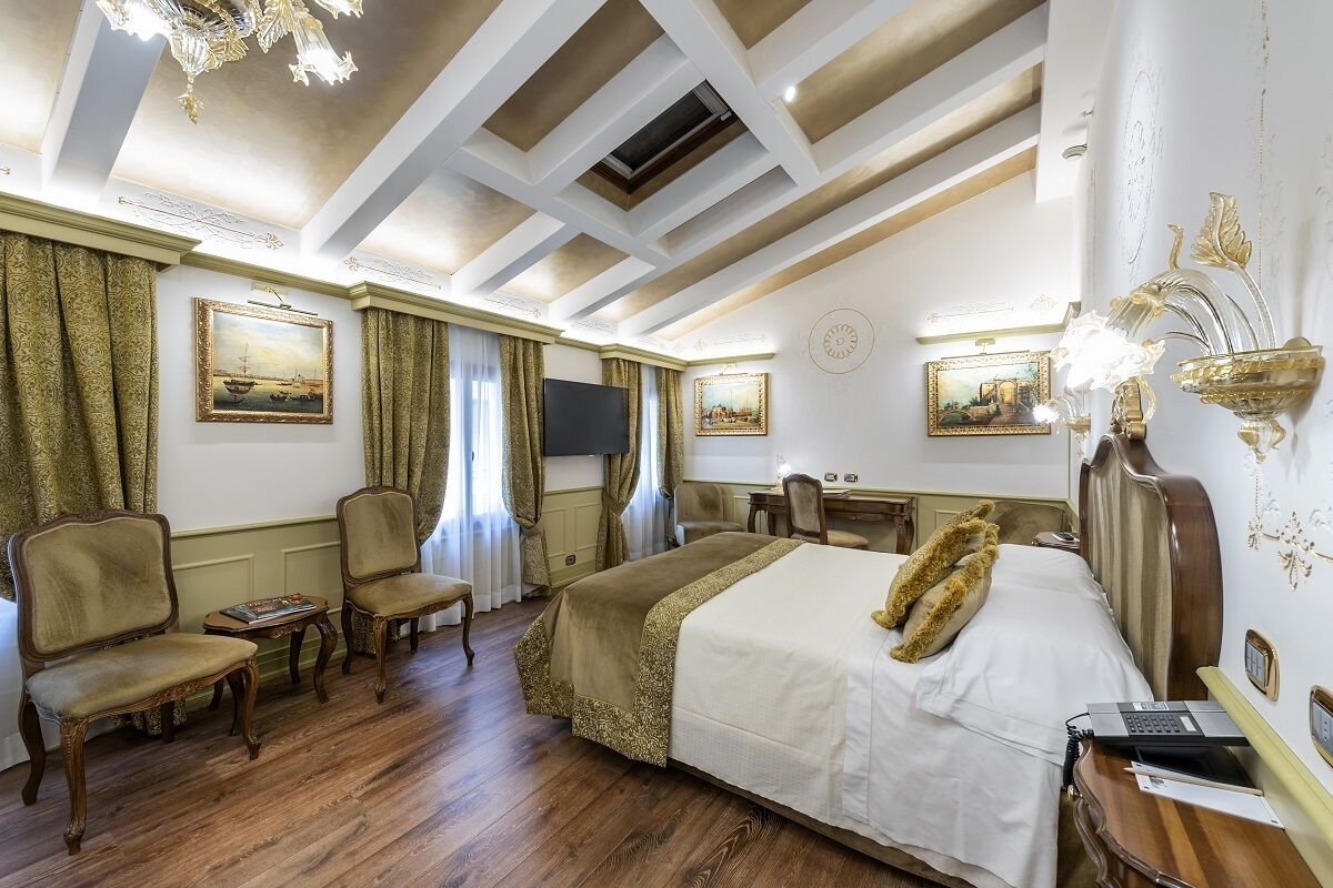 Hotel Monaco & Grand Canal