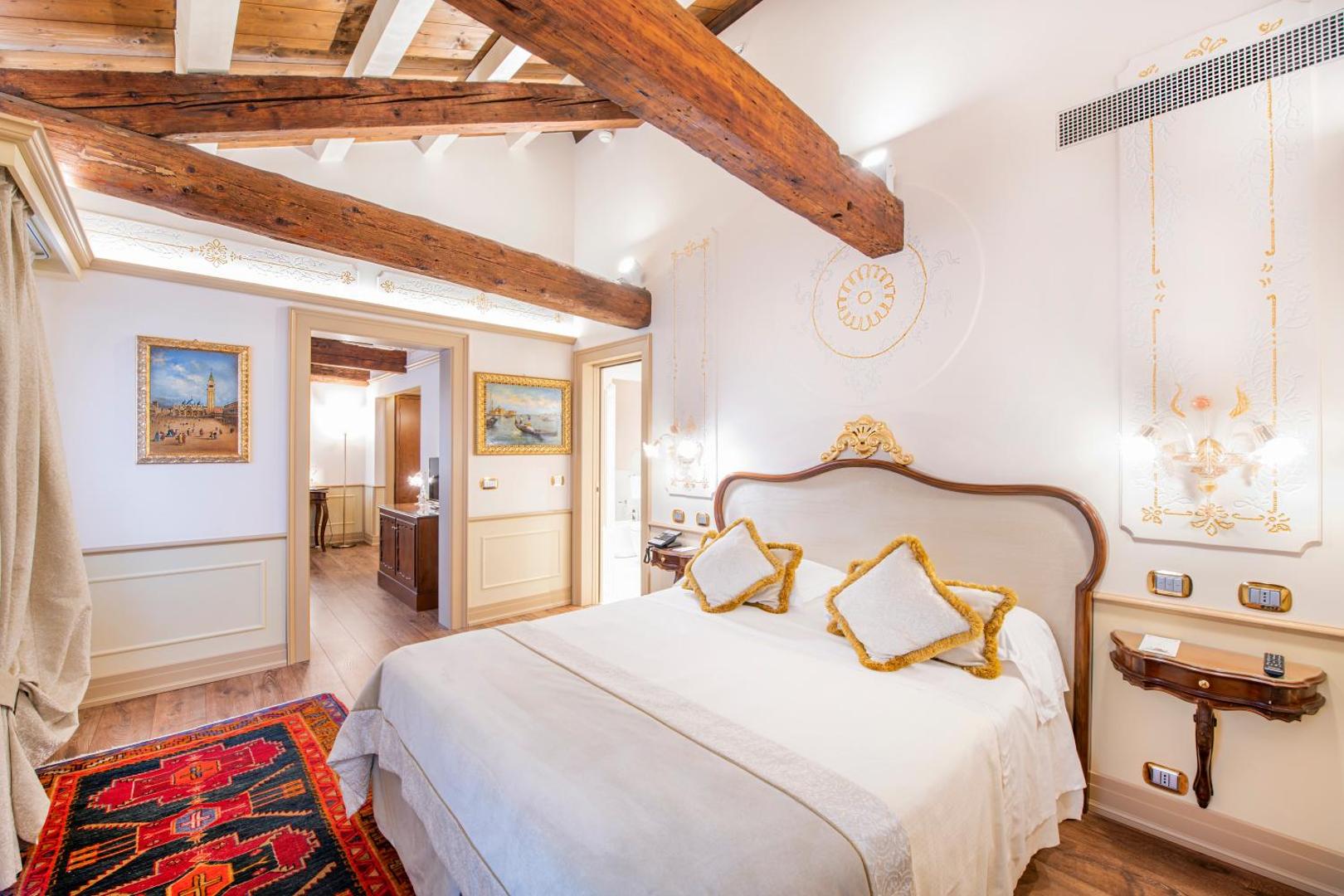 Hotel Monaco & Grand Canal