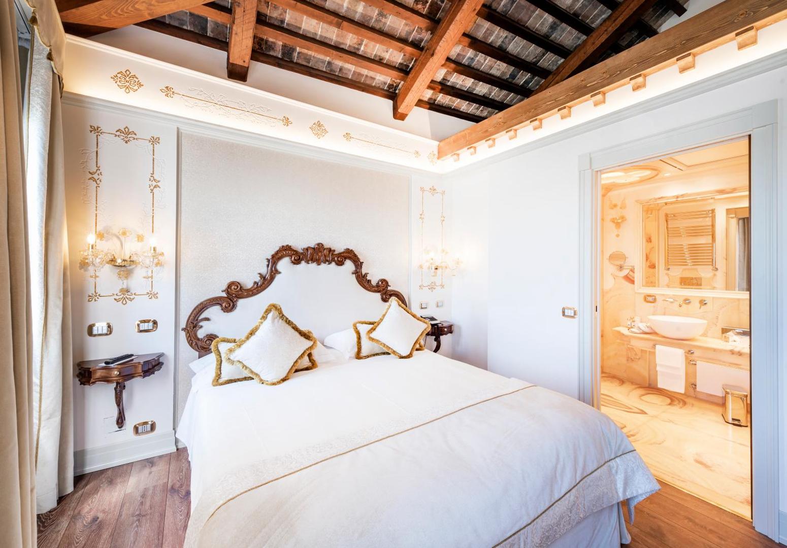 Hotel Monaco & Grand Canal