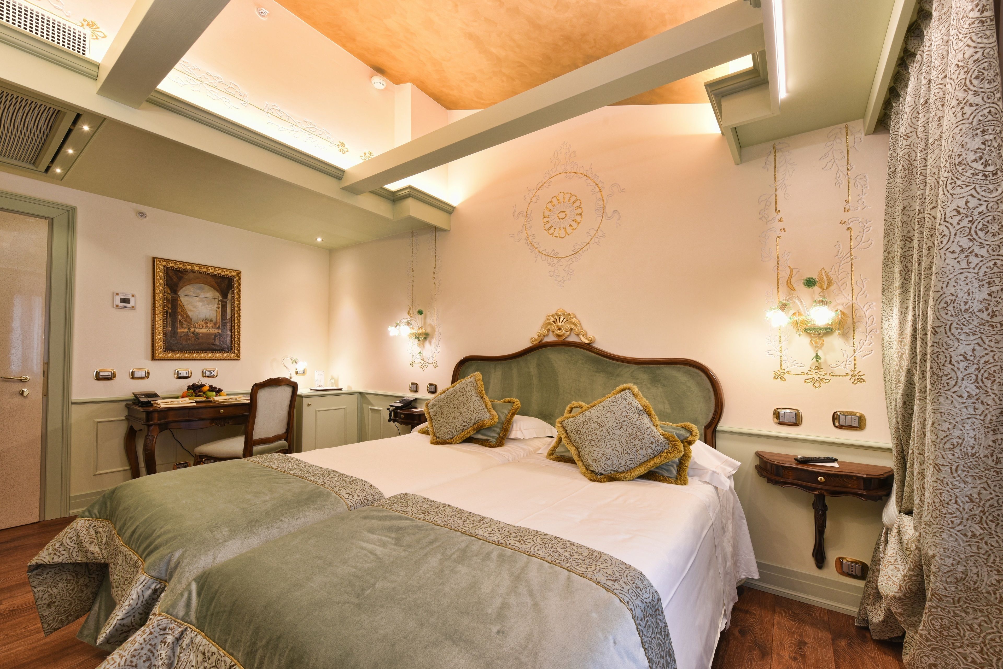 Hotel Monaco & Grand Canal