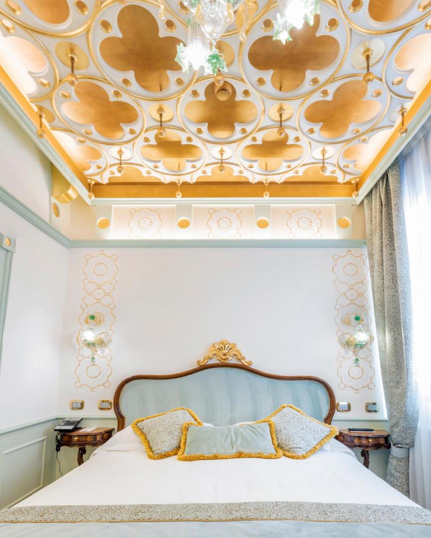 Hotel Monaco & Grand Canal