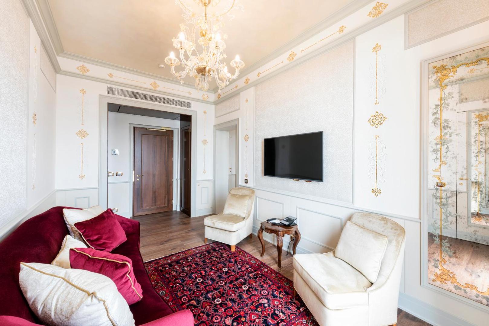 Hotel Monaco & Grand Canal