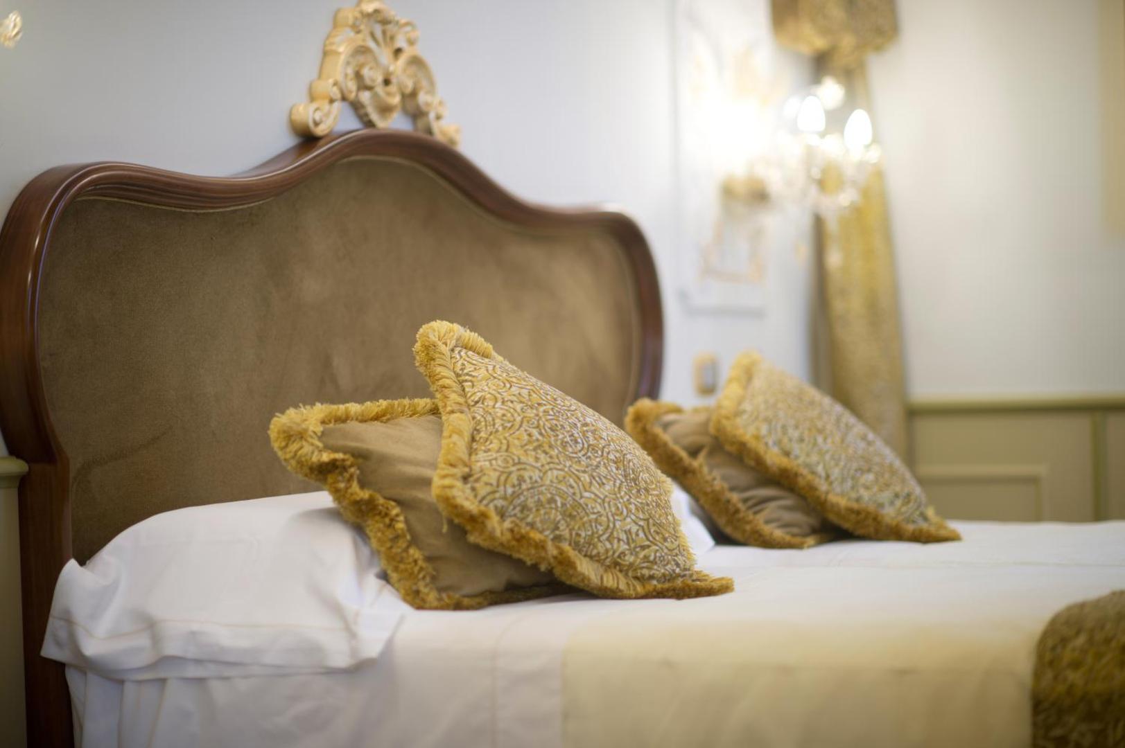 Hotel Monaco & Grand Canal