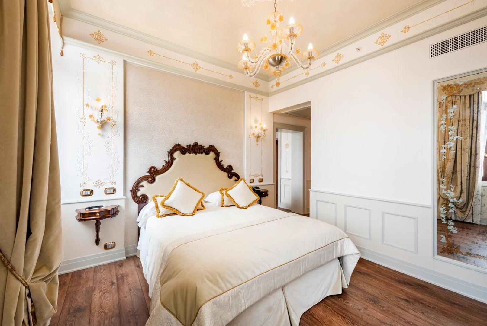 Hotel Monaco & Grand Canal