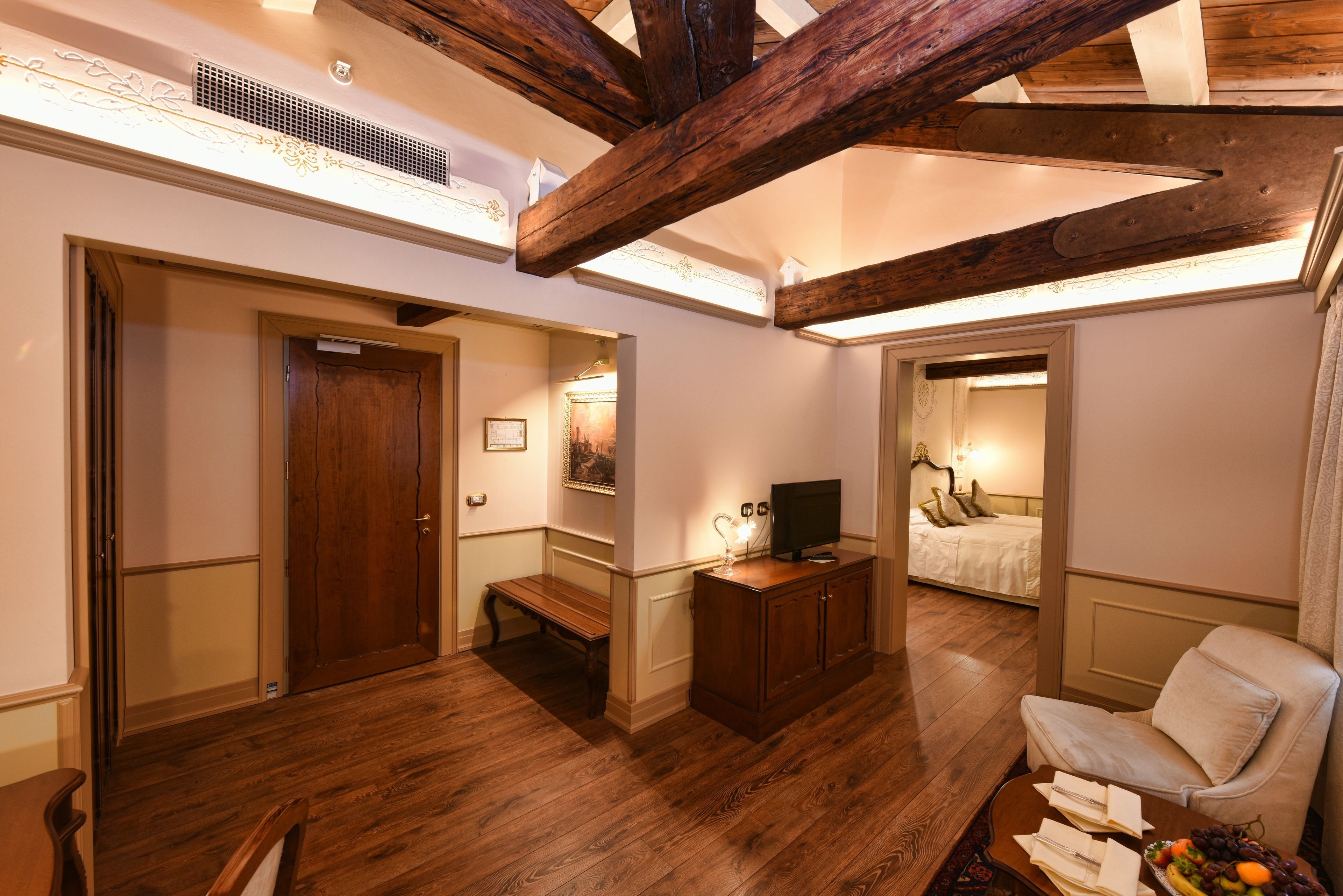 Hotel Monaco & Grand Canal