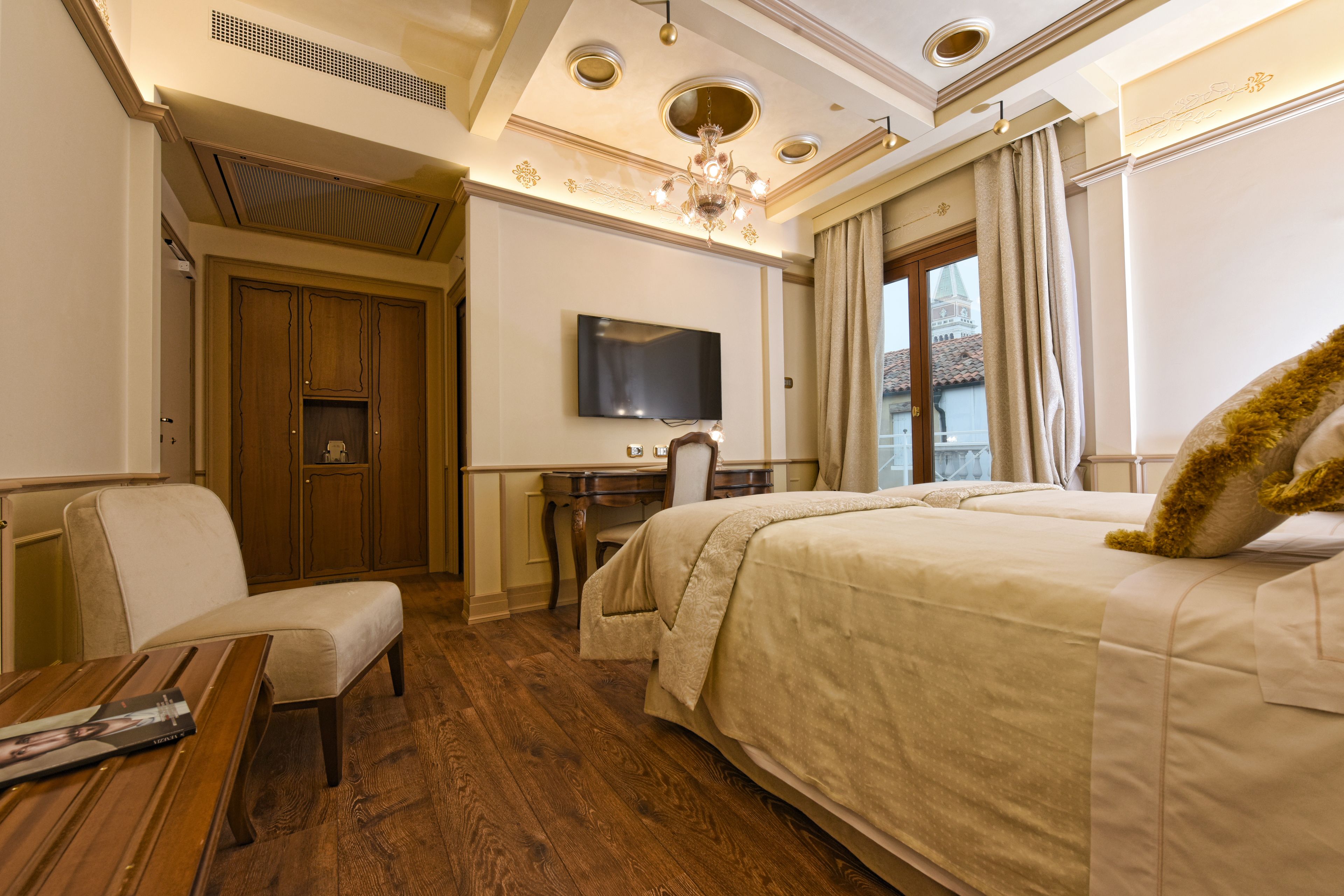 Hotel Monaco & Grand Canal