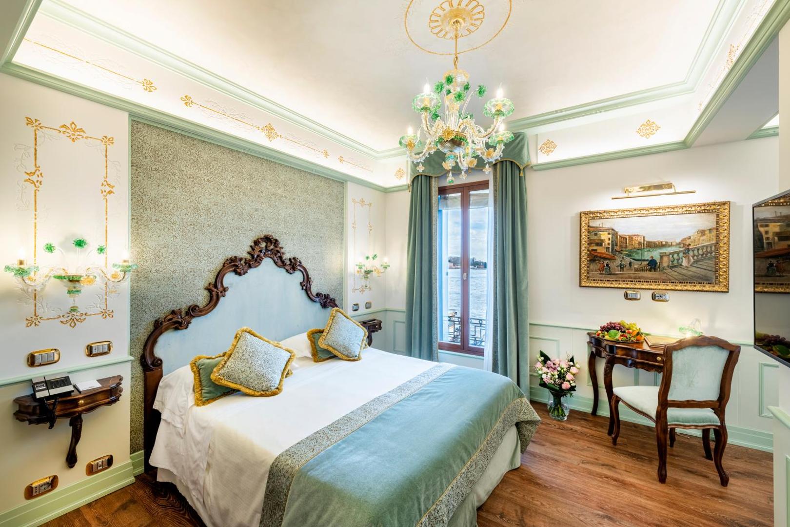 Hotel Monaco & Grand Canal