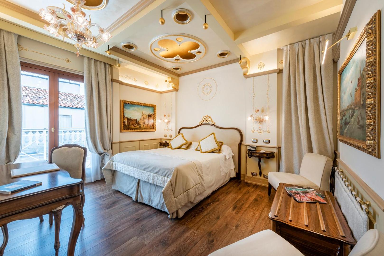 Hotel Monaco & Grand Canal