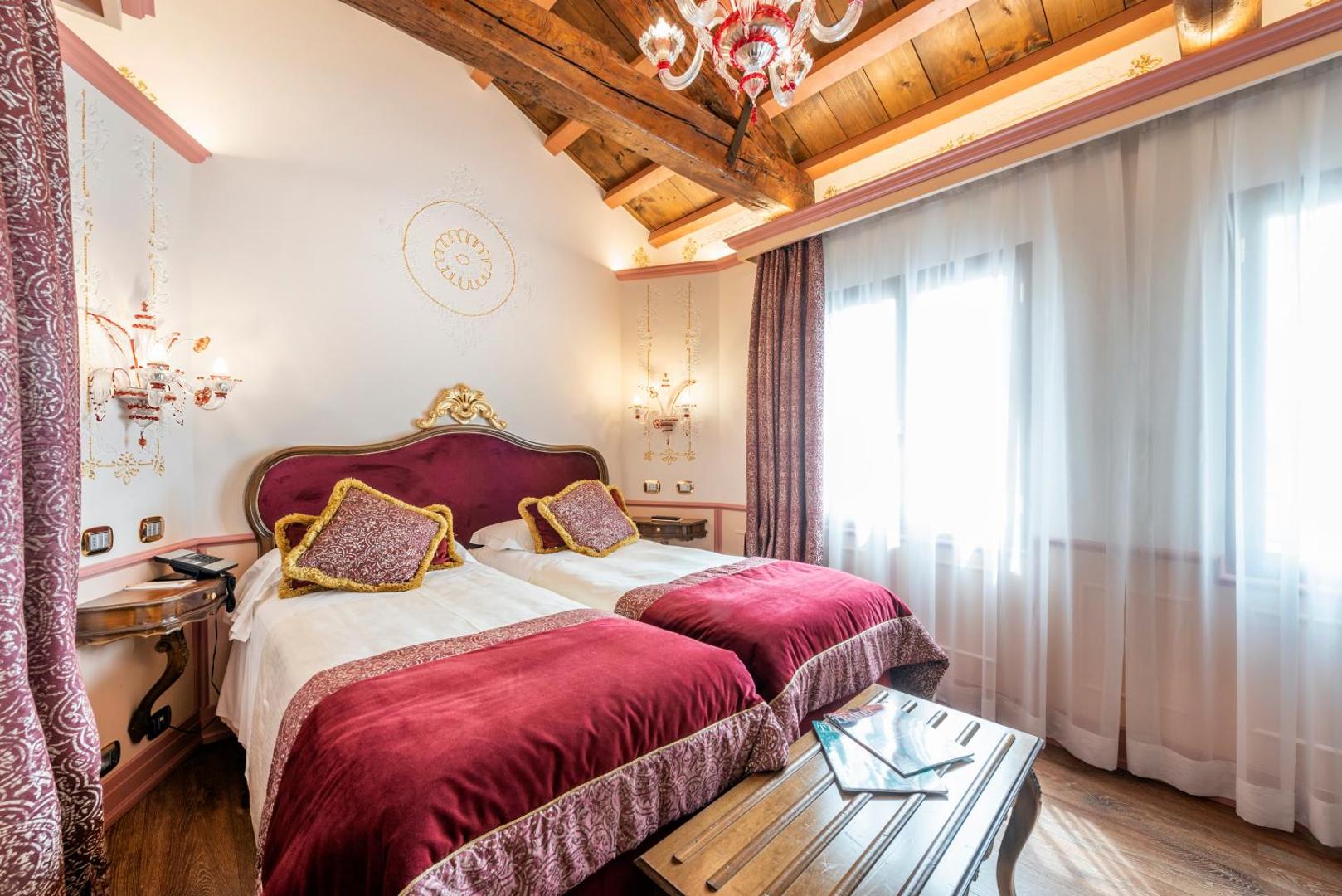 Hotel Monaco & Grand Canal