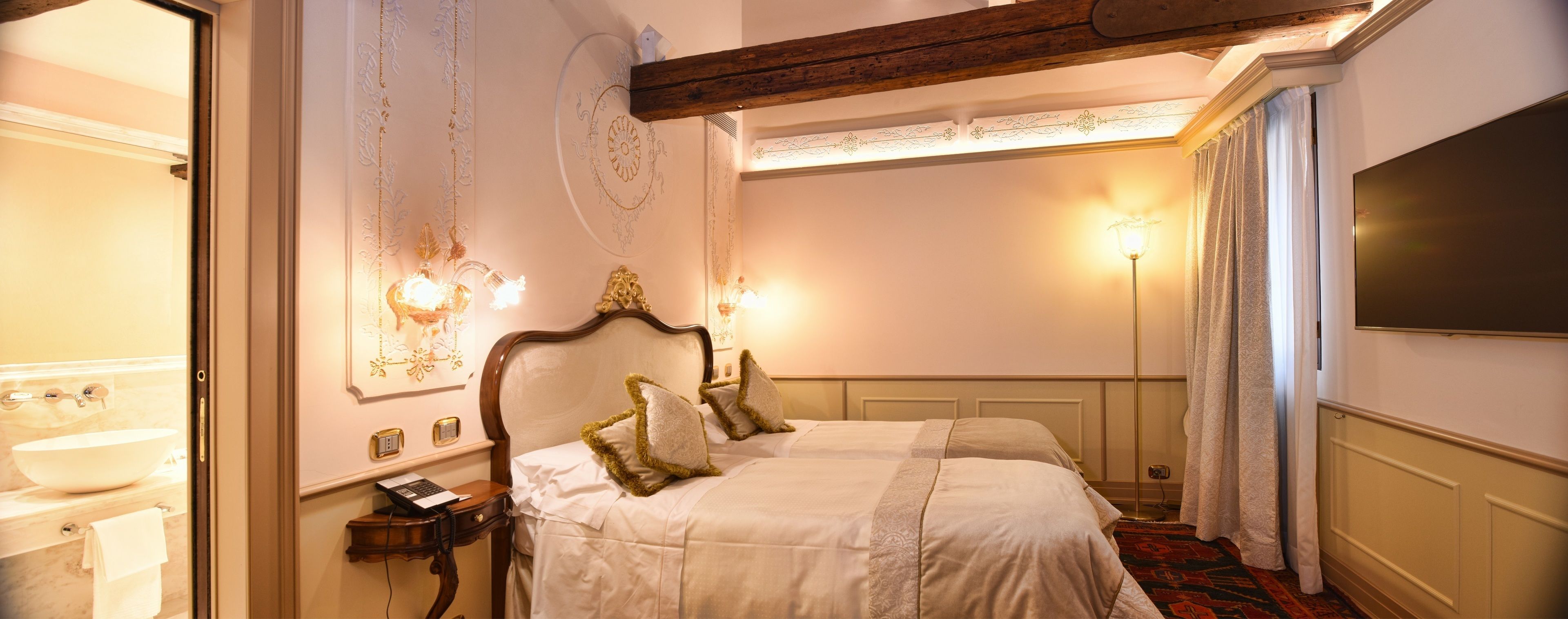 Hotel Monaco & Grand Canal