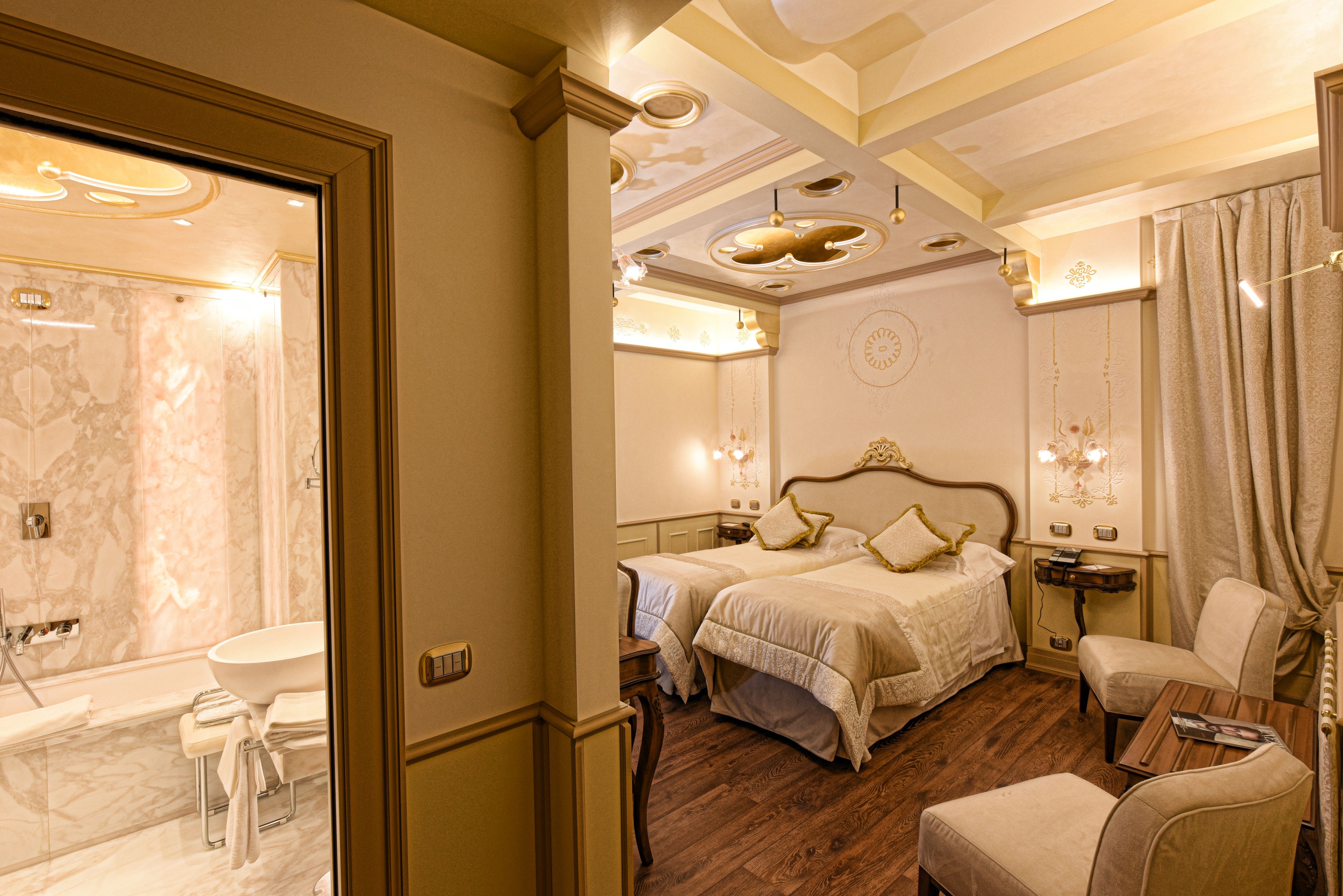 Hotel Monaco & Grand Canal