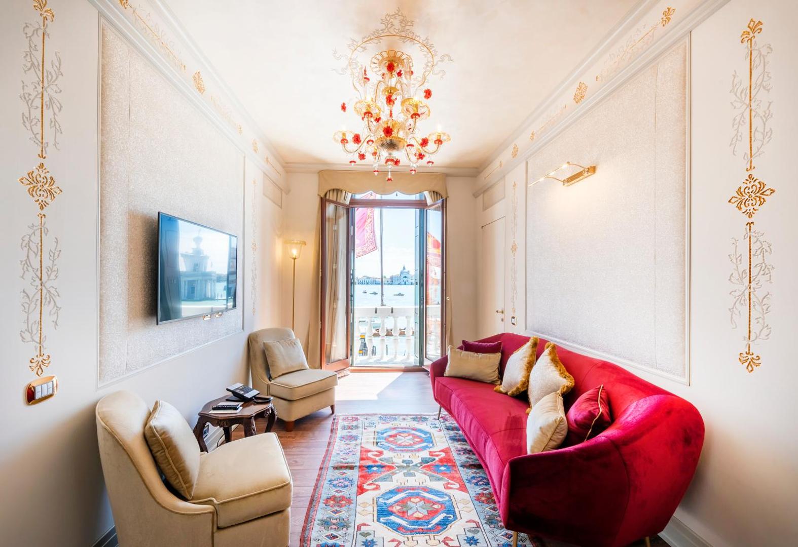 Hotel Monaco & Grand Canal