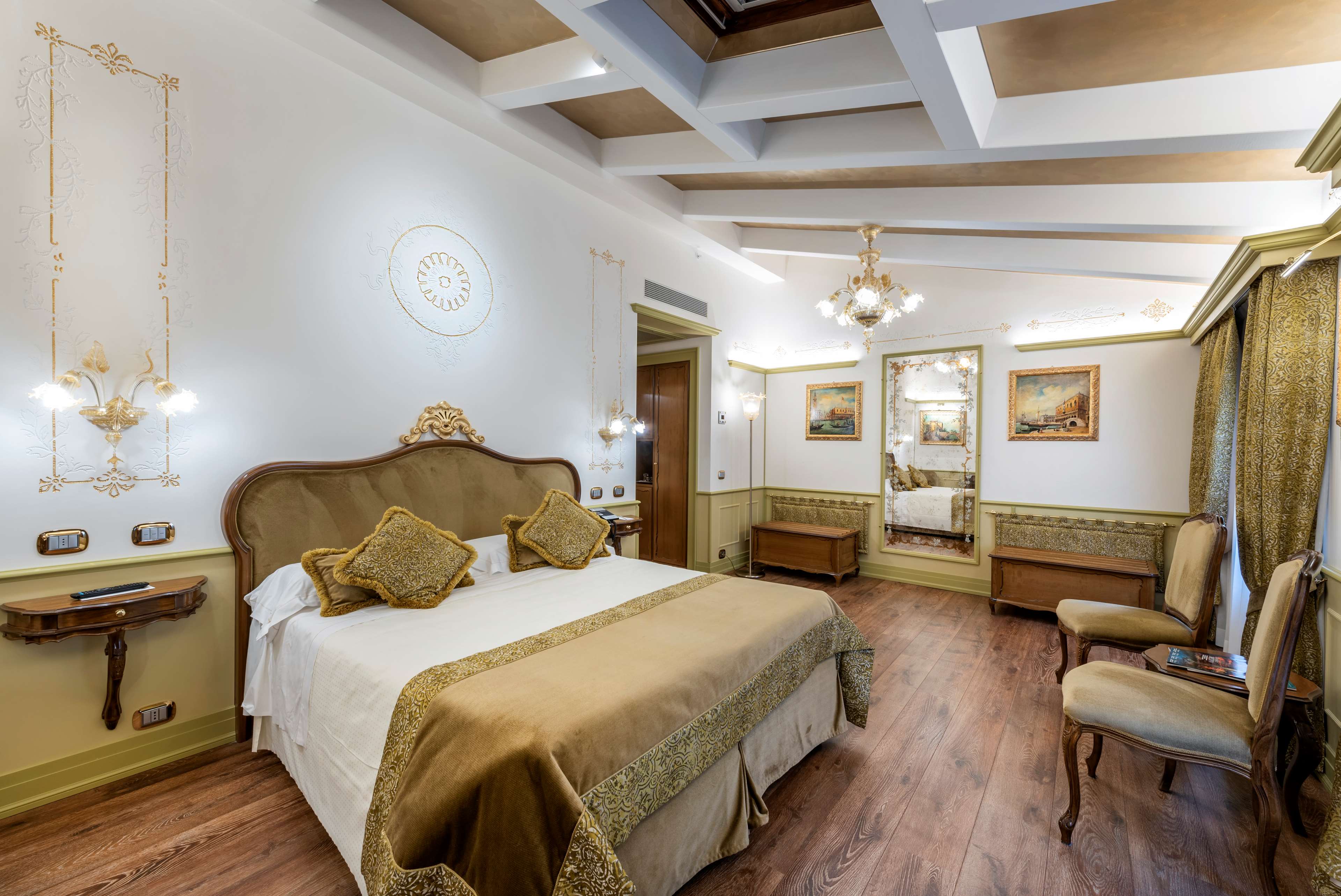 Hotel Monaco & Grand Canal