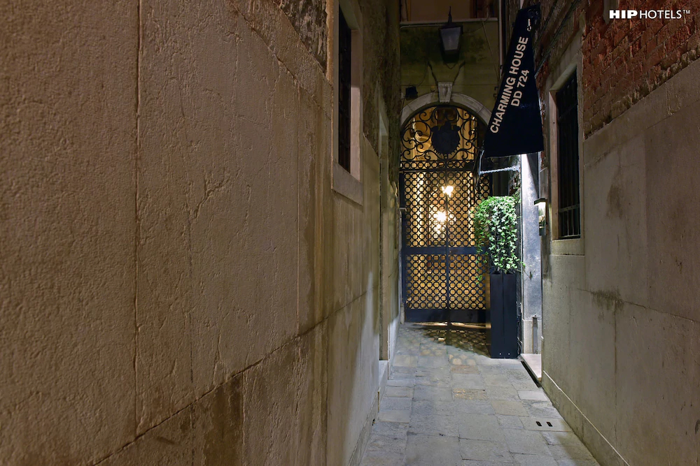 The Charming House DD724