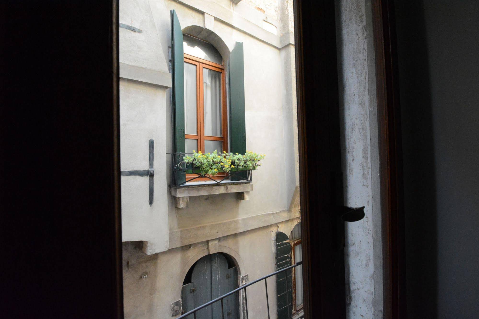 Ve.N.I.Ce. Cera Ca' De La Mandola