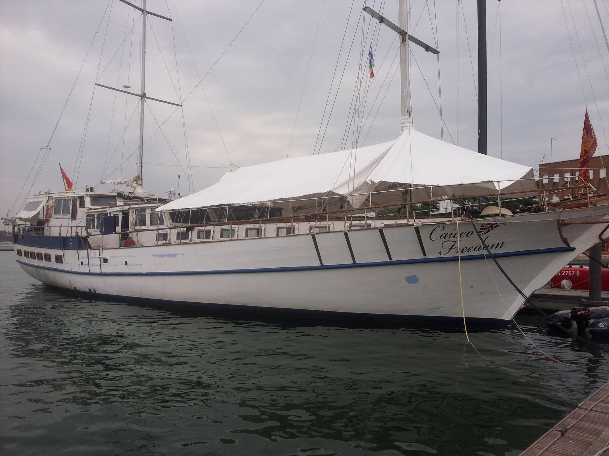 Venezia Boat & Breakfast Caicco Freedom