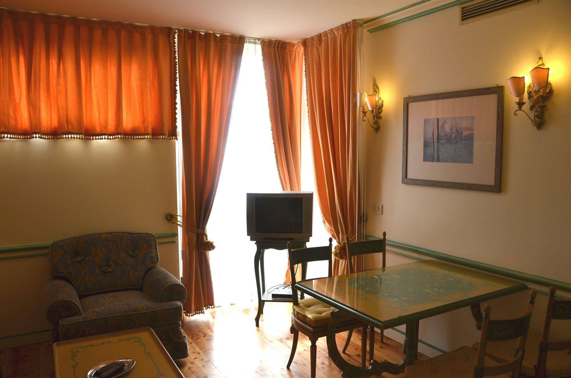Villa Laguna Apartments