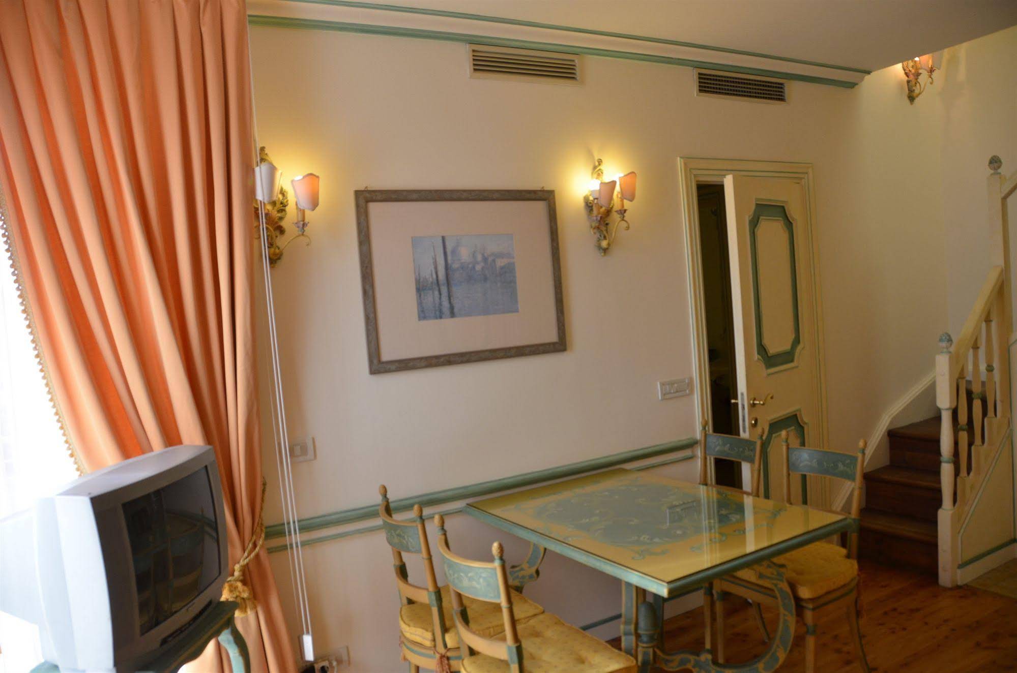 Villa Laguna Apartments
